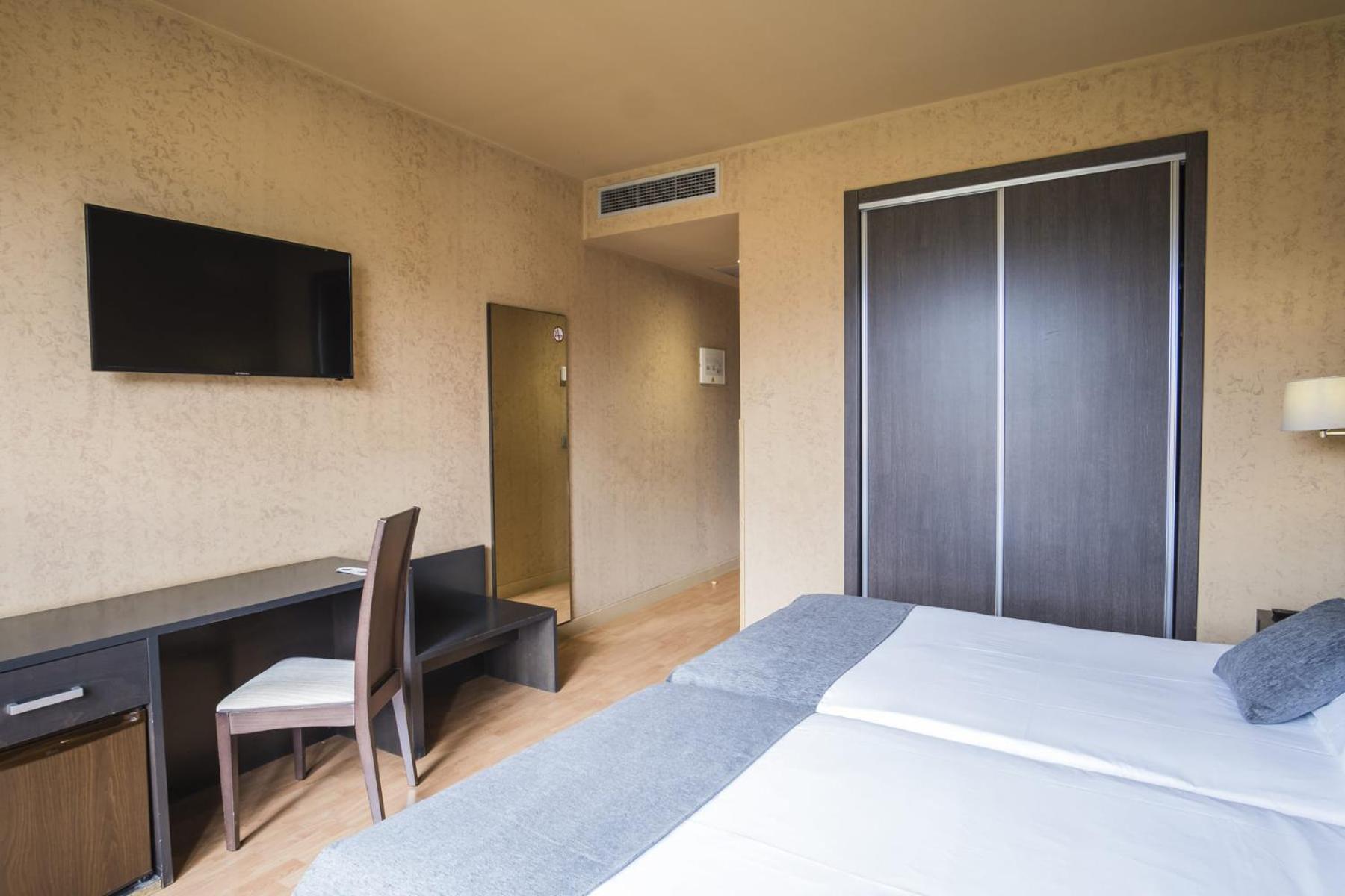 Twin Room - Photo 8