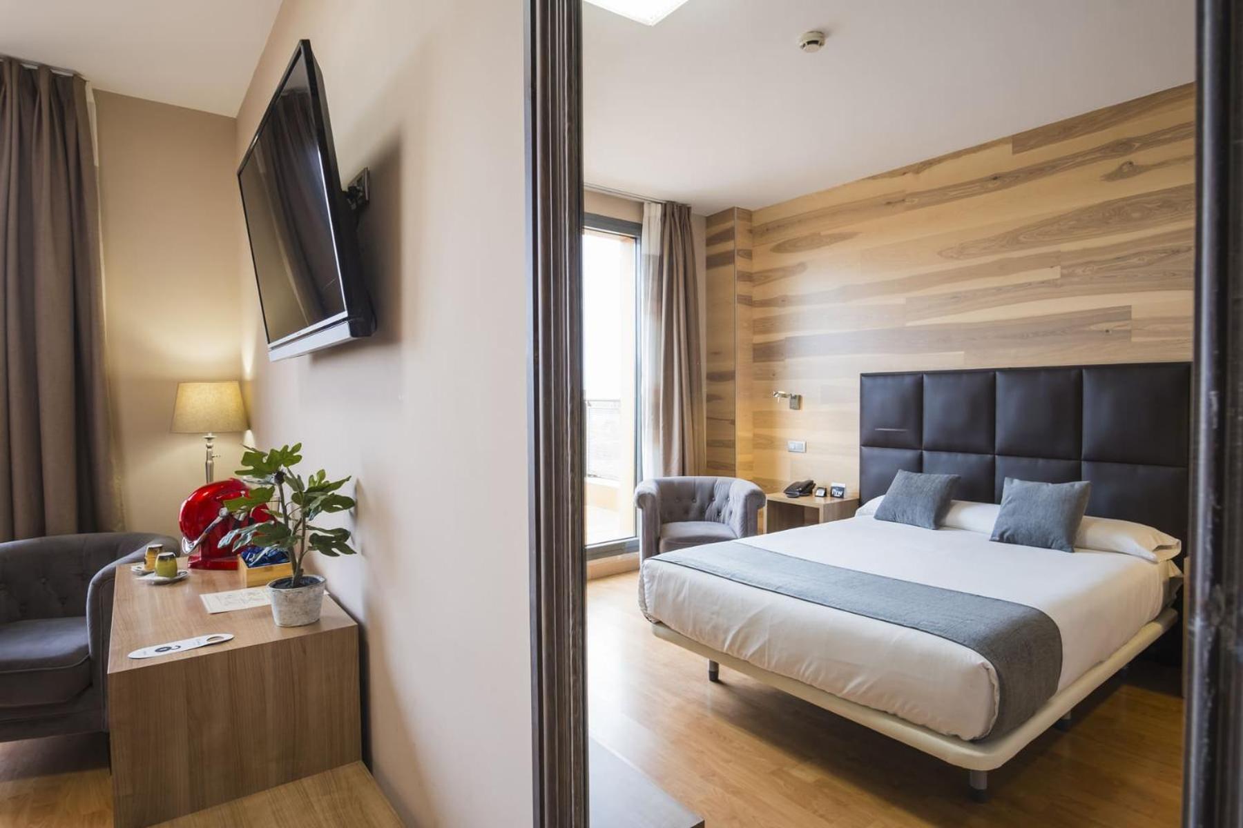 Premium Double Room - Photo 11