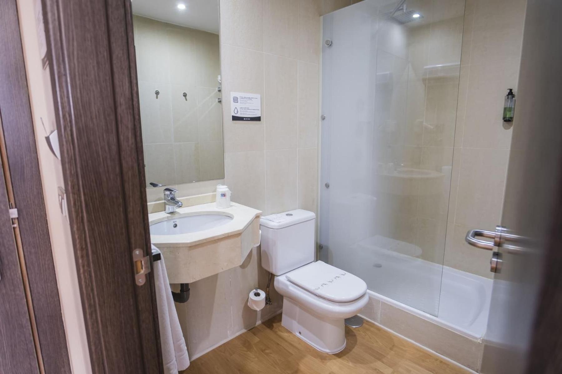 Premium Double Room - Photo 16