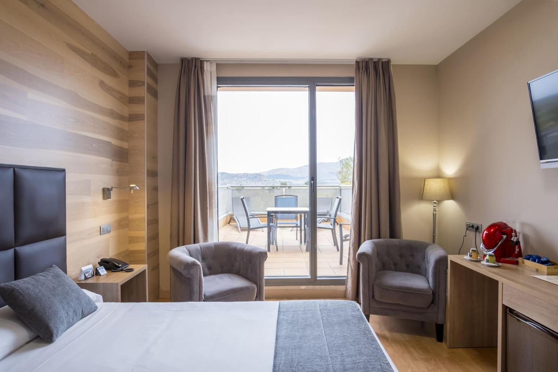 Premium Double Room - Photo 18