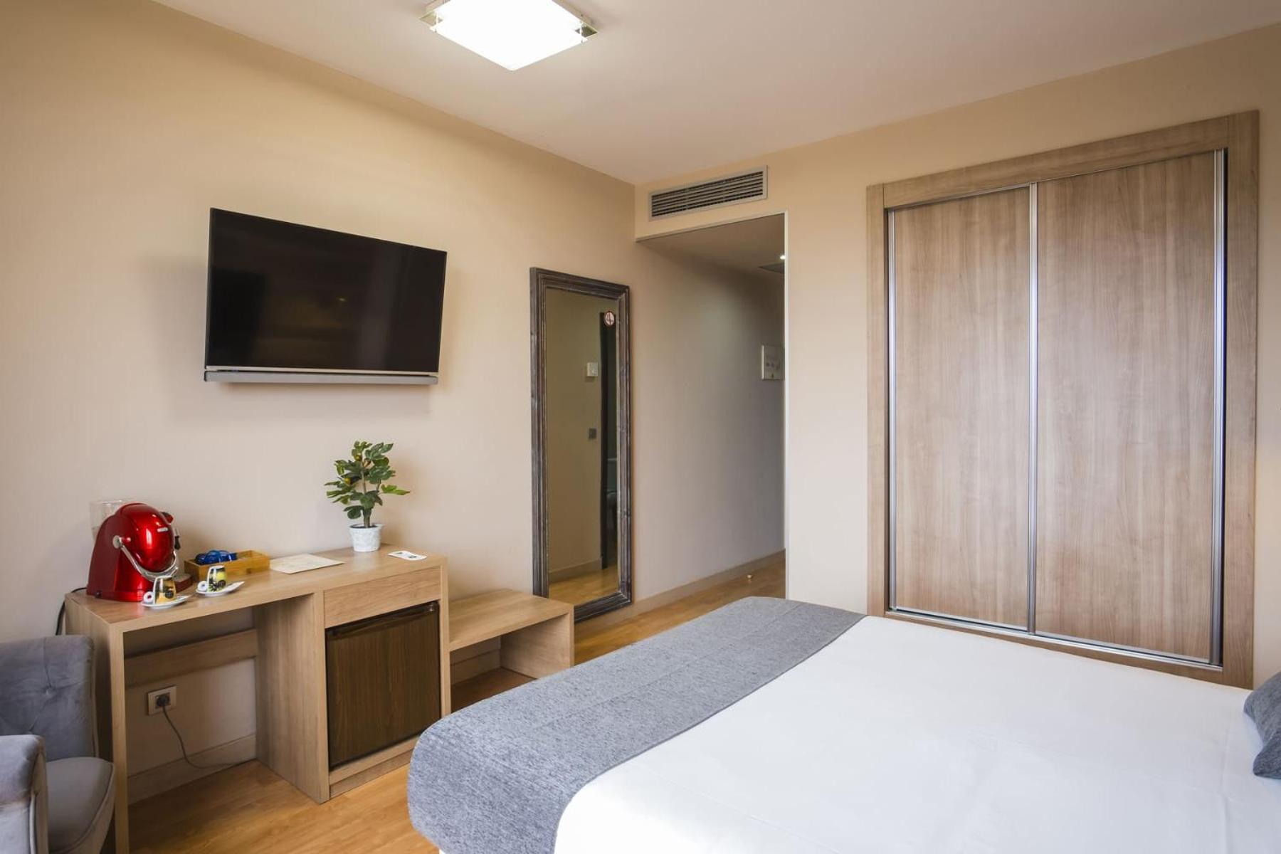 Premium Double Room - Photo 10