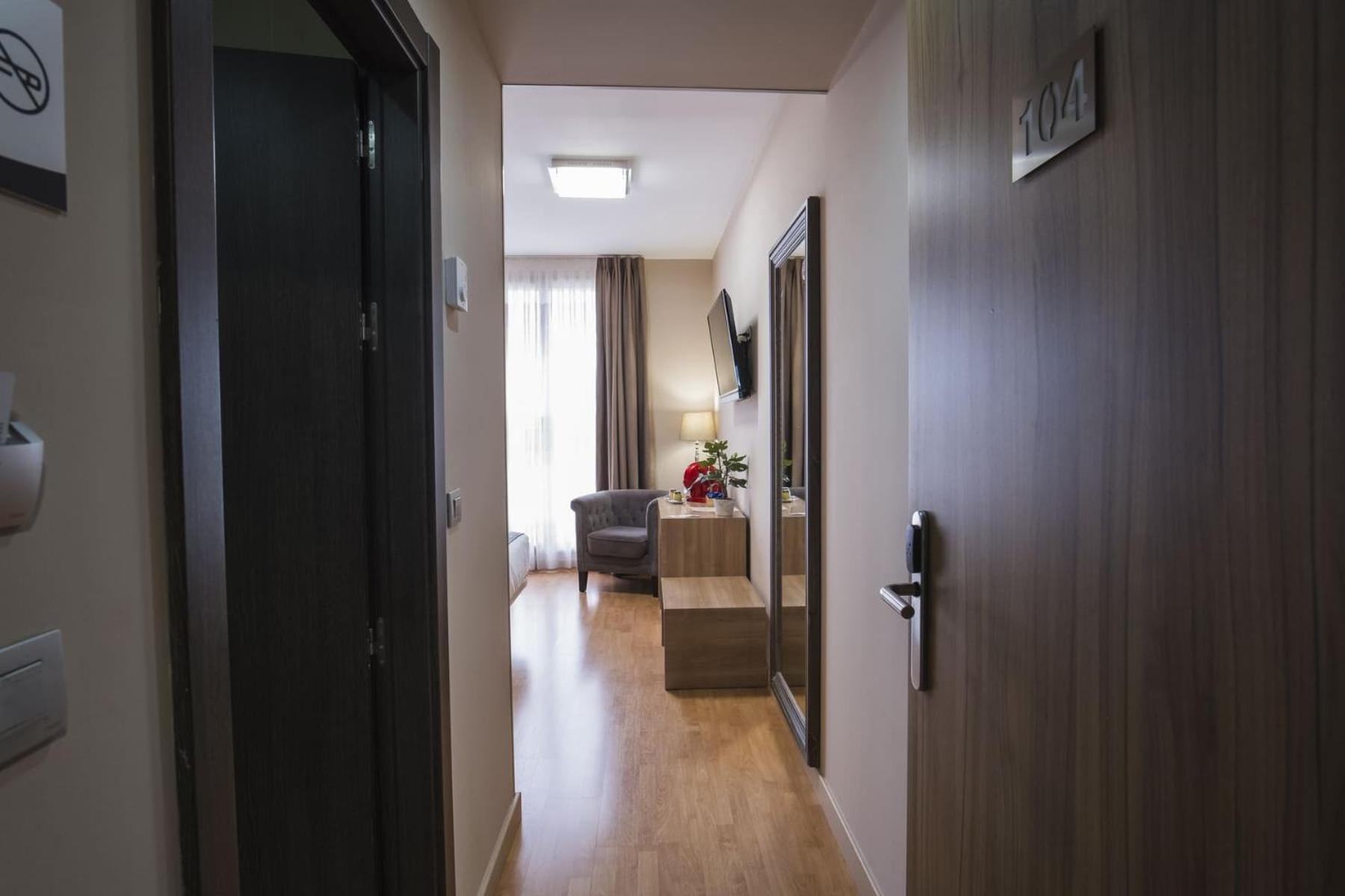Premium Double Room - Photo 12