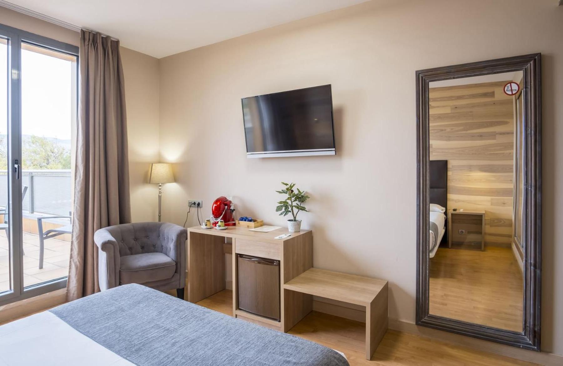 Premium Double Room - Photo 9