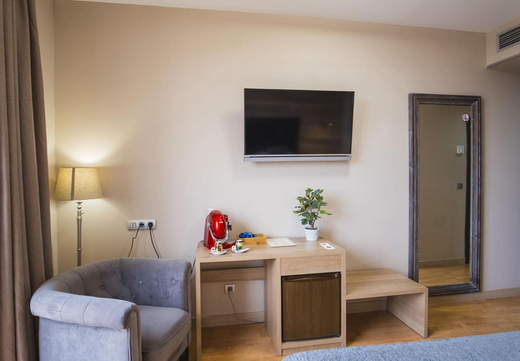 Premium Double Room - Photo 13
