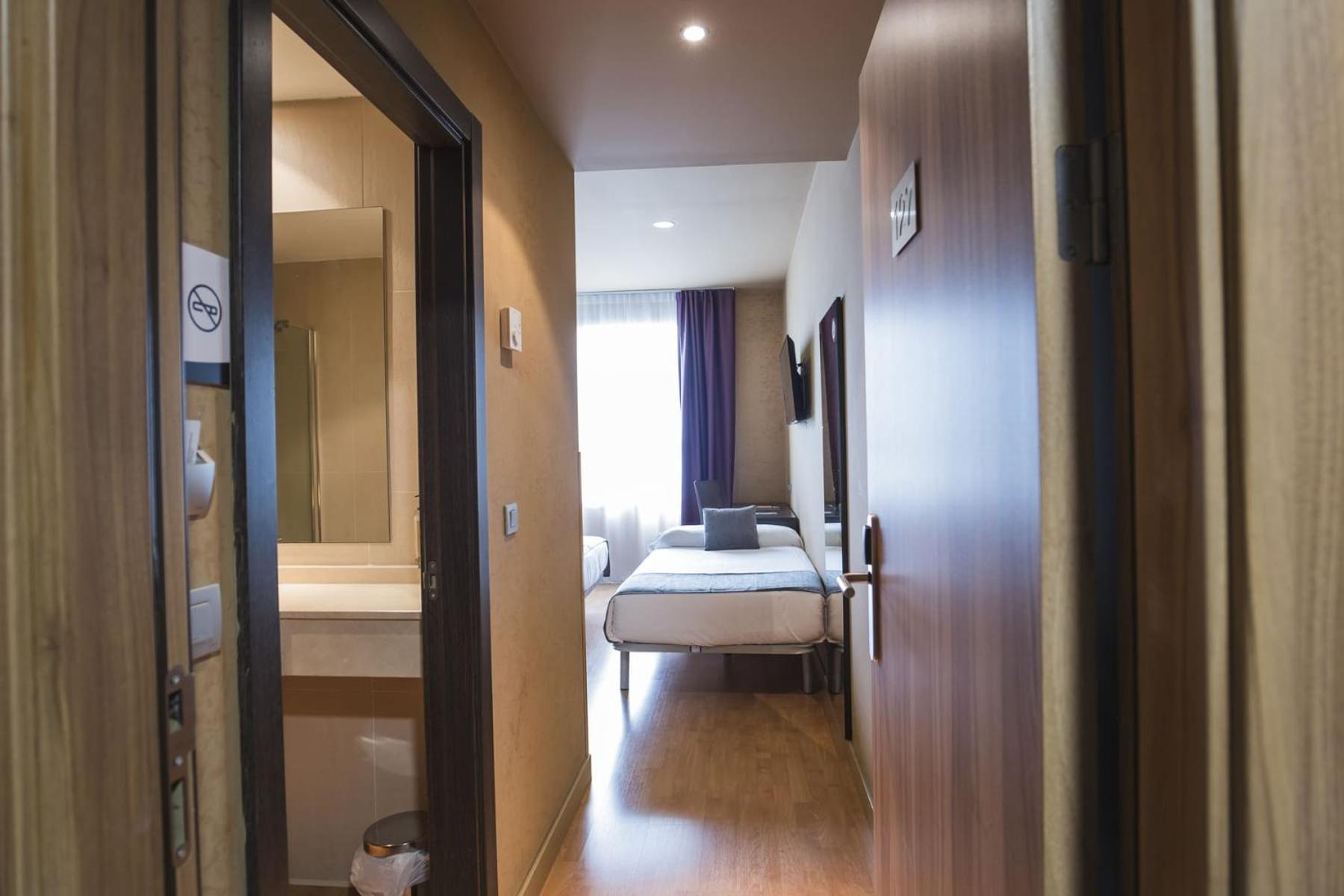 Economy Triple Room - Photo 4