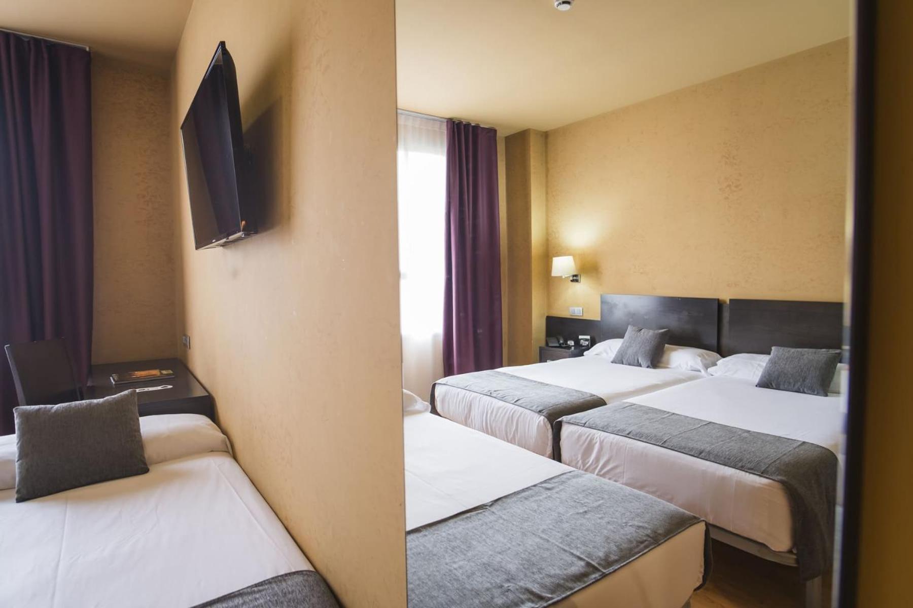 Economy Triple Room - Photo 2