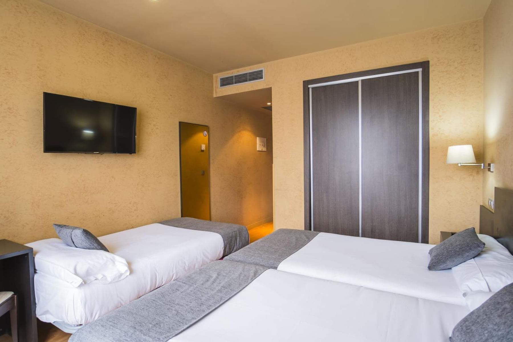 Economy Triple Room - Photo 3