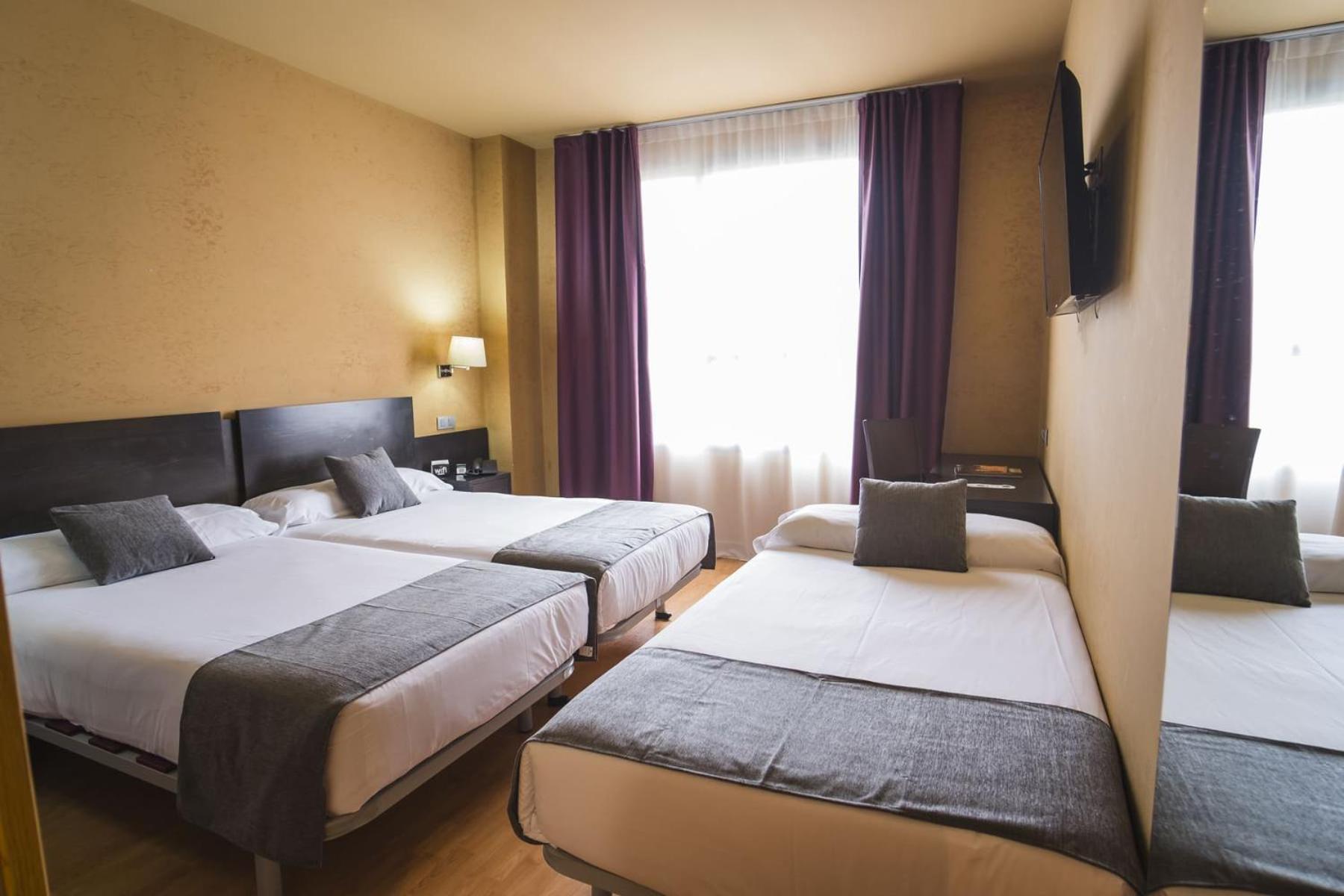 Economy Triple Room - Photo 1