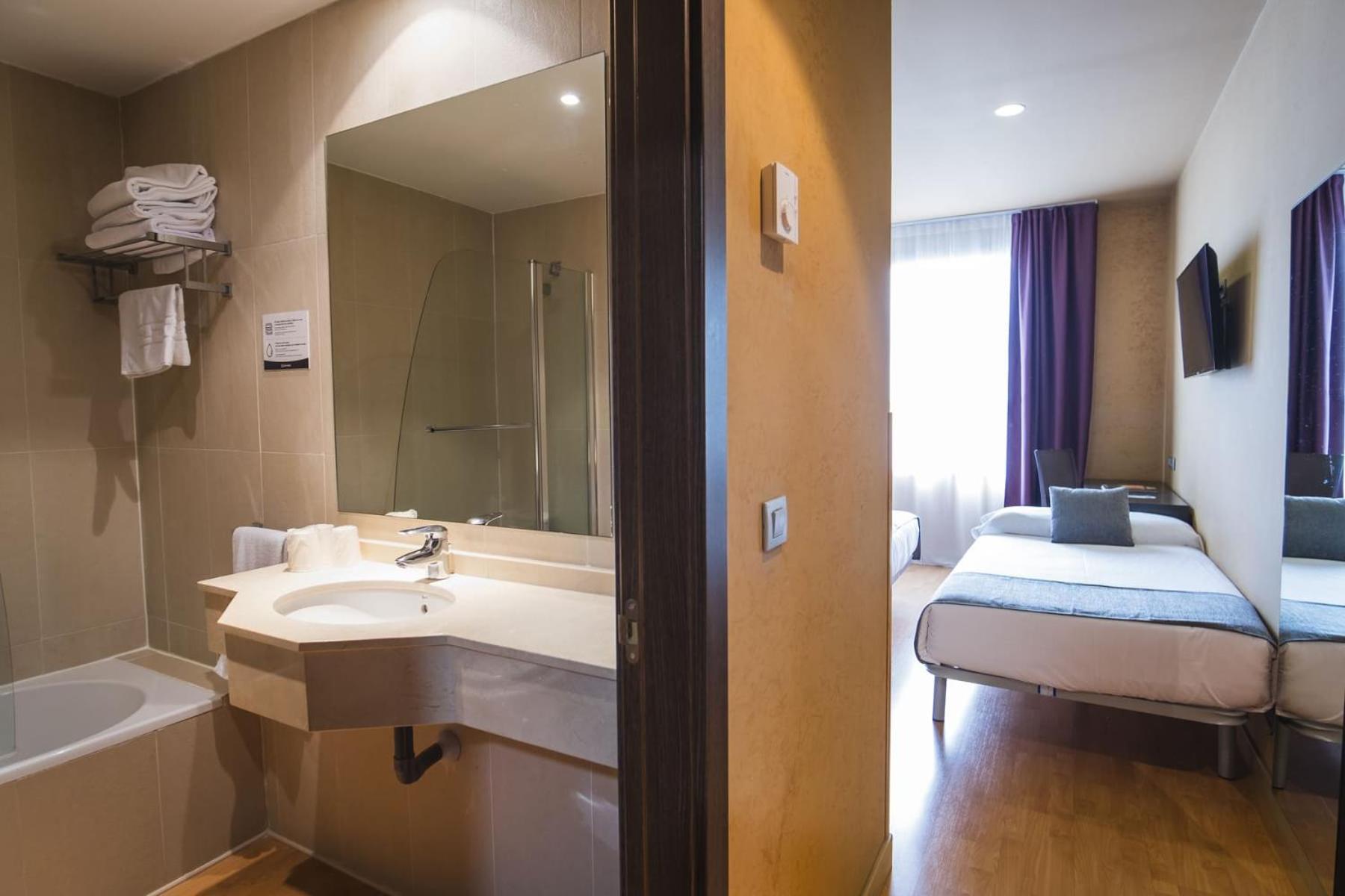 Economy Triple Room - Photo 5