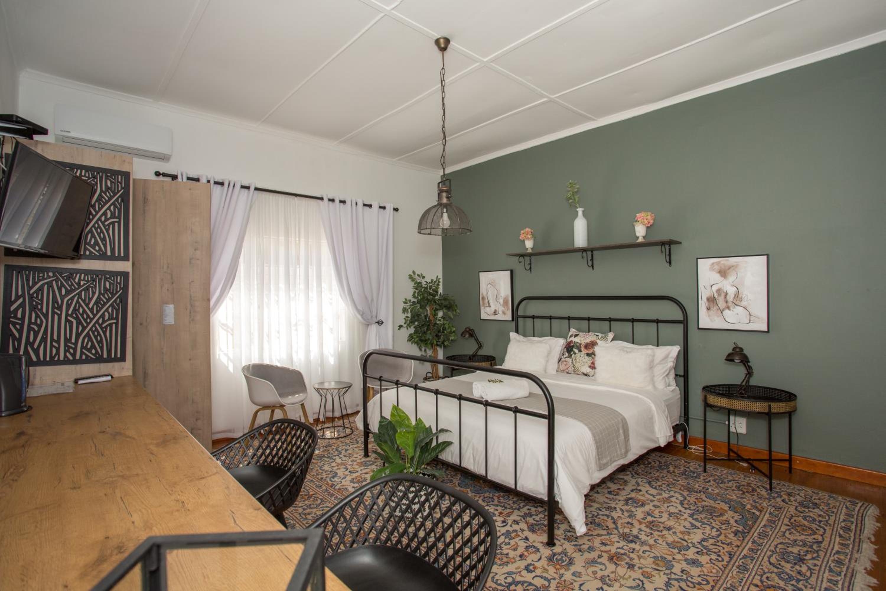 Deluxe King Room - Photo 4