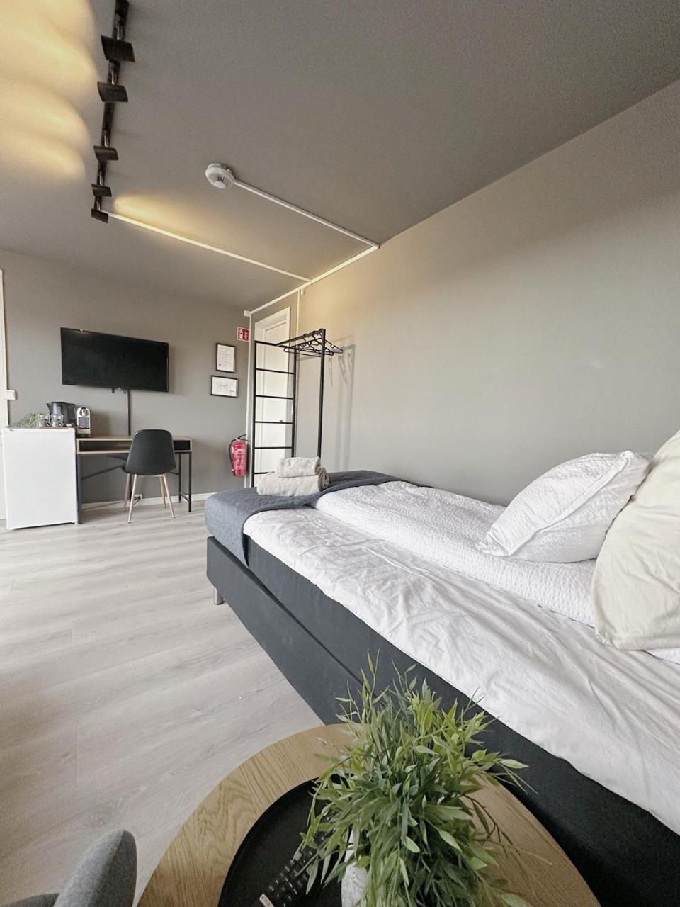Single Room with Private Bathroom photo 2