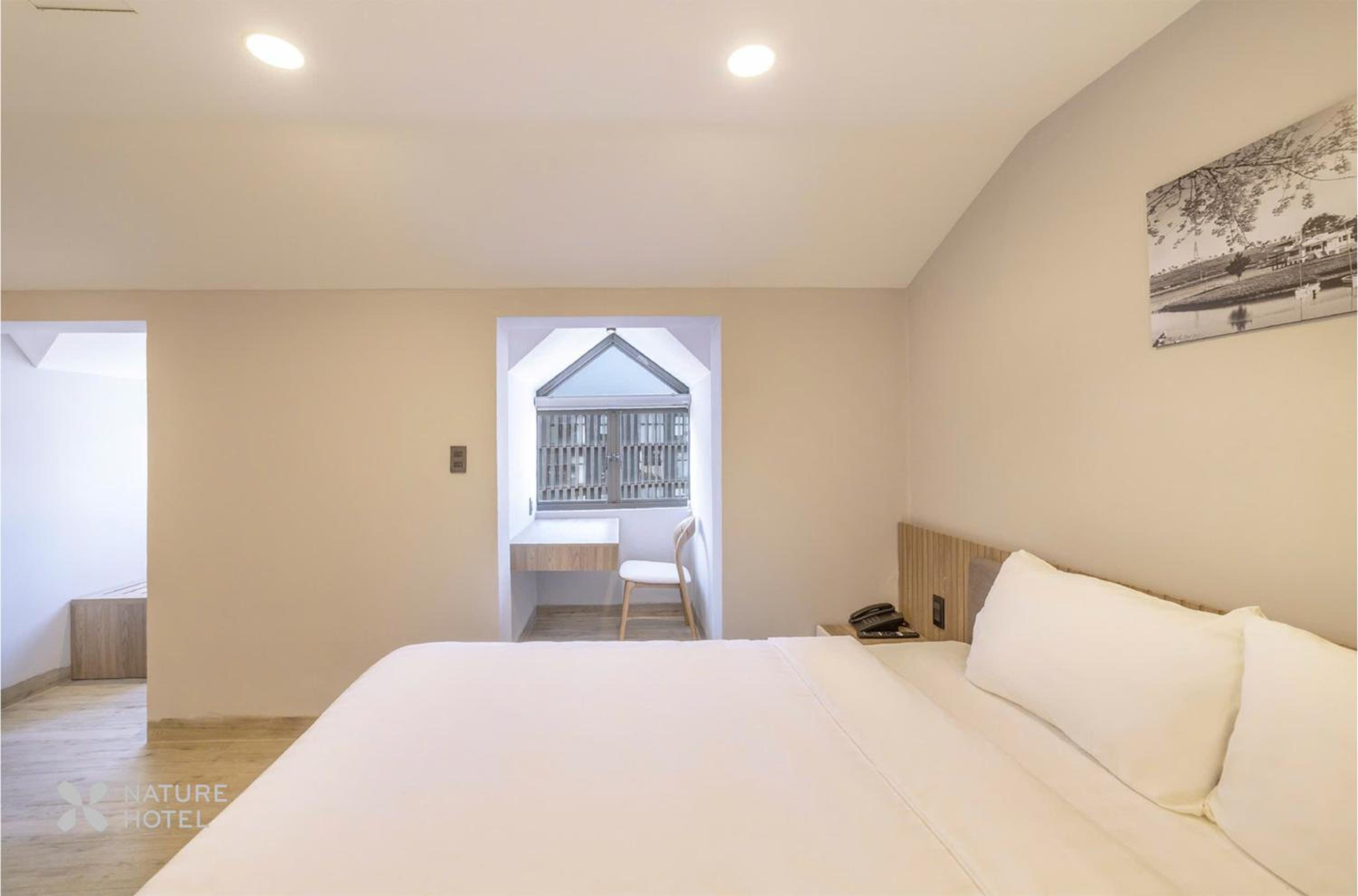 Standard King Room photo 3