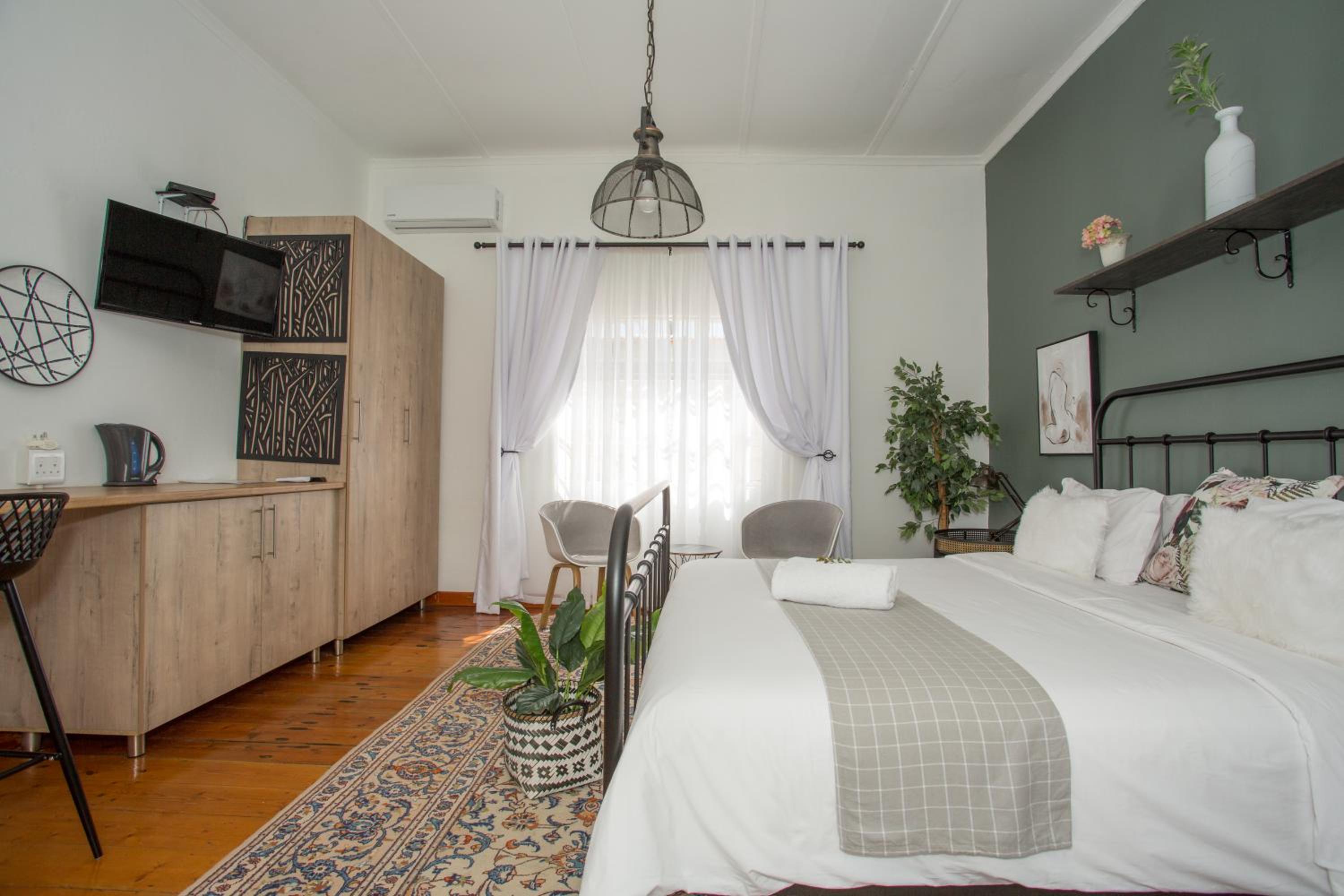 Deluxe King Room - Photo 2