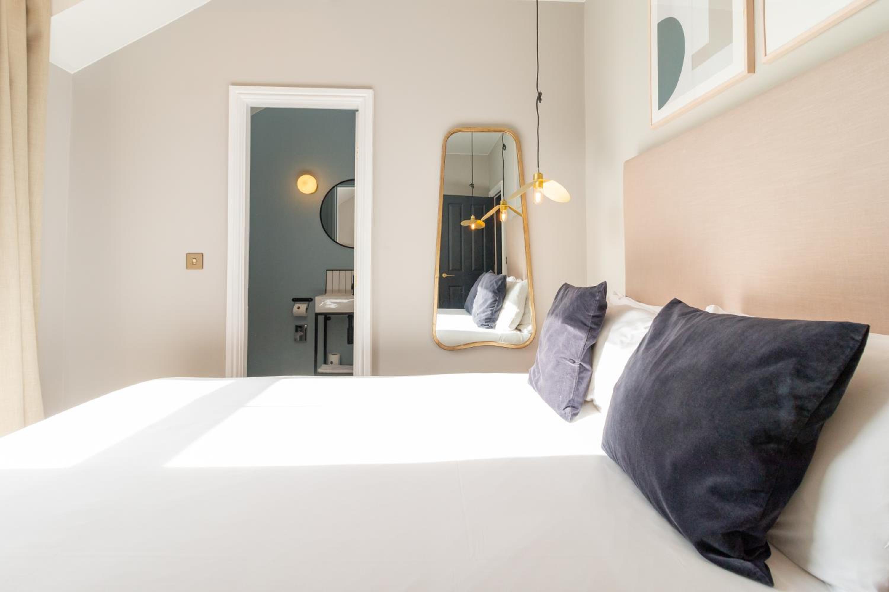 Three-Bedroom Apartment - Photo 6
