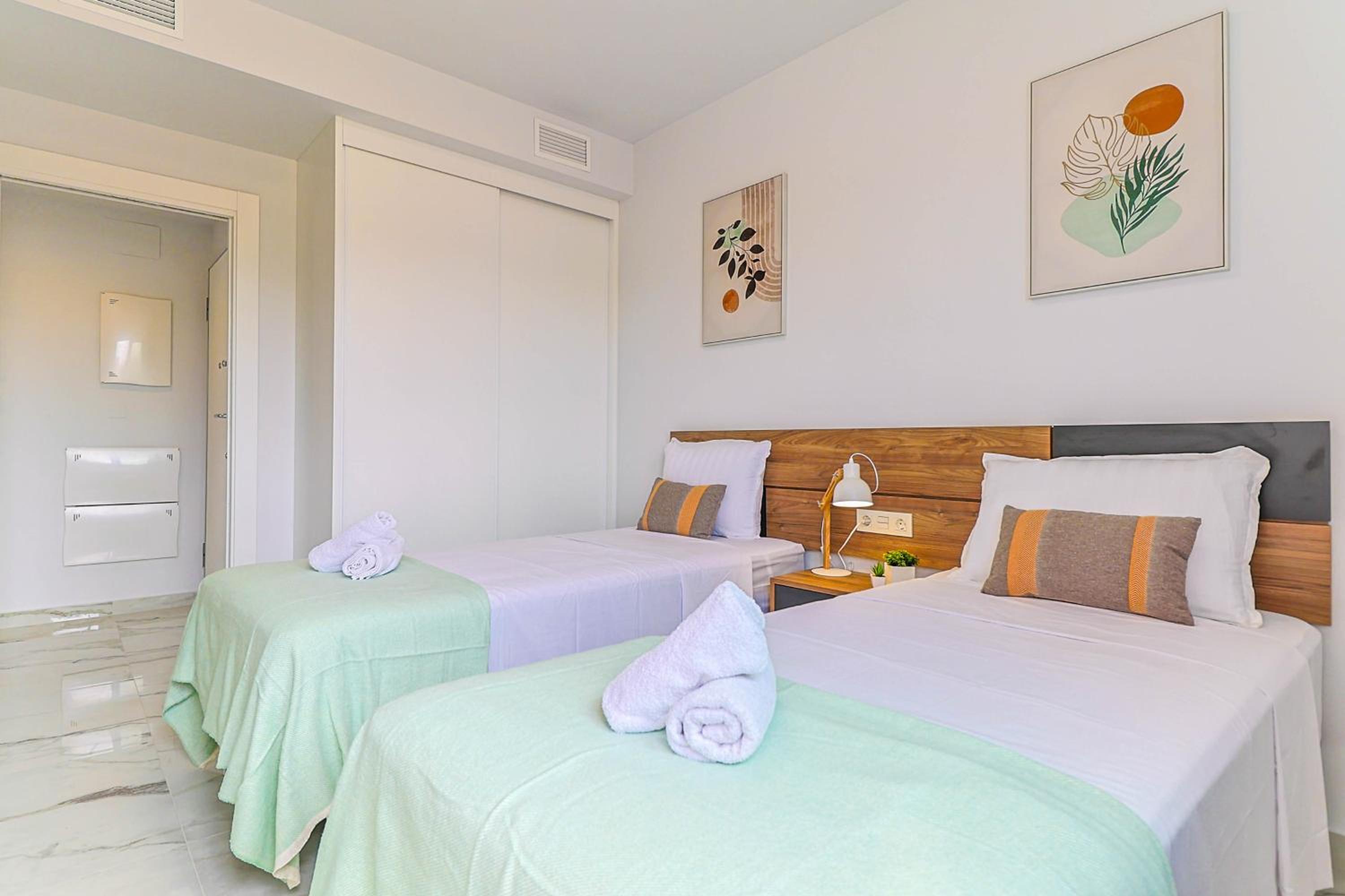 Apartamento de Dos Dormitorios con Vista a la Piscina