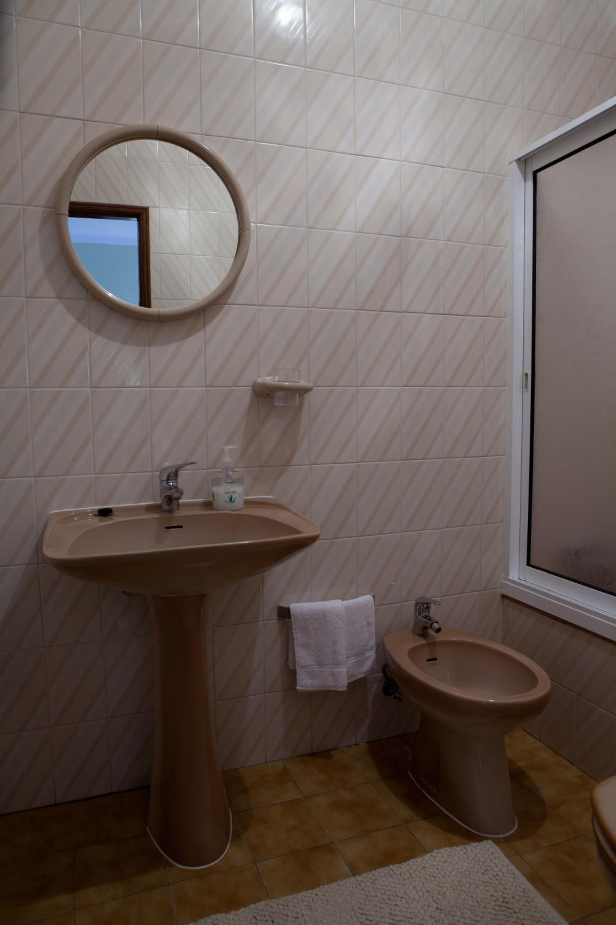 Twin Room - Photo 4