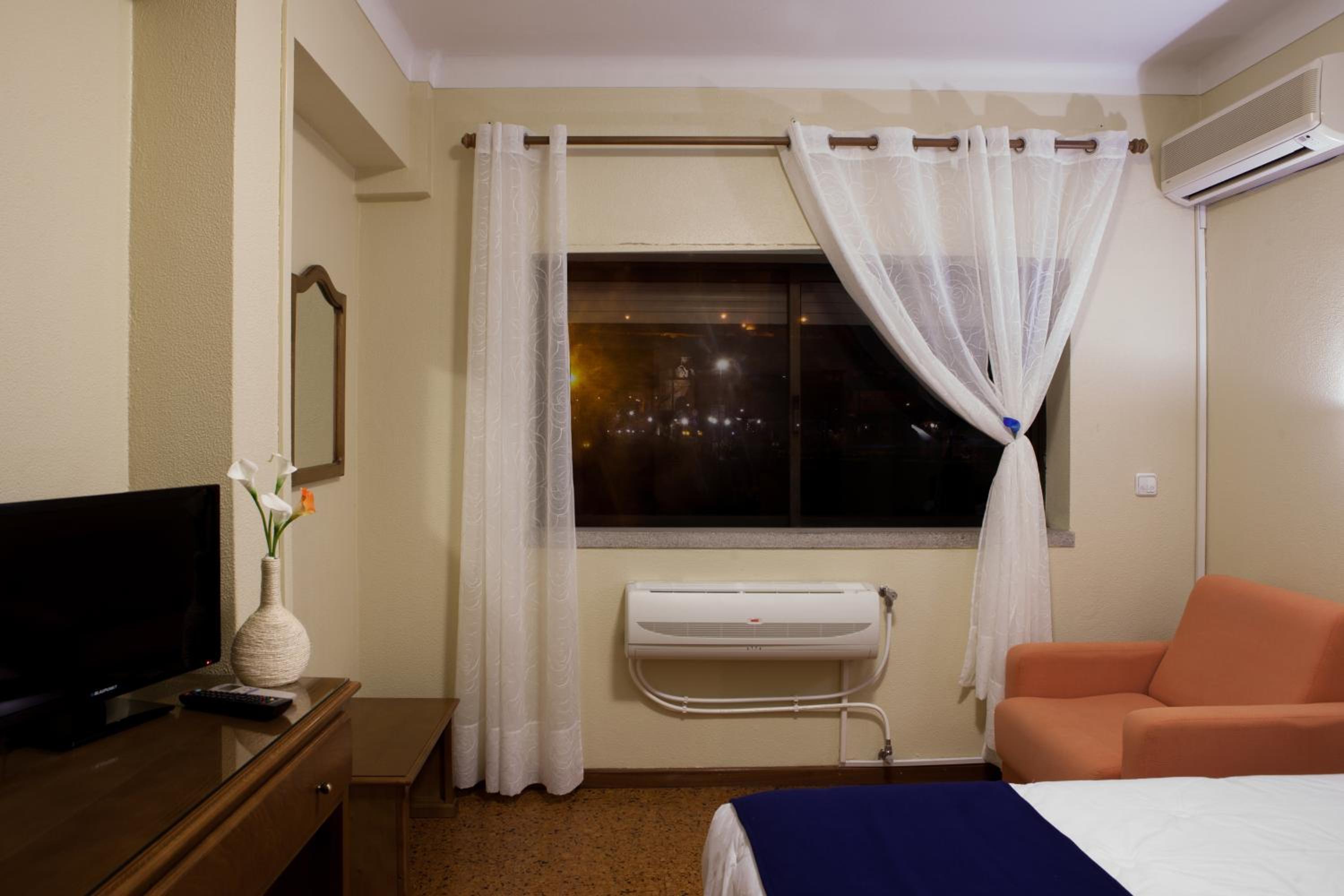 Standard Twin Room - Photo 1