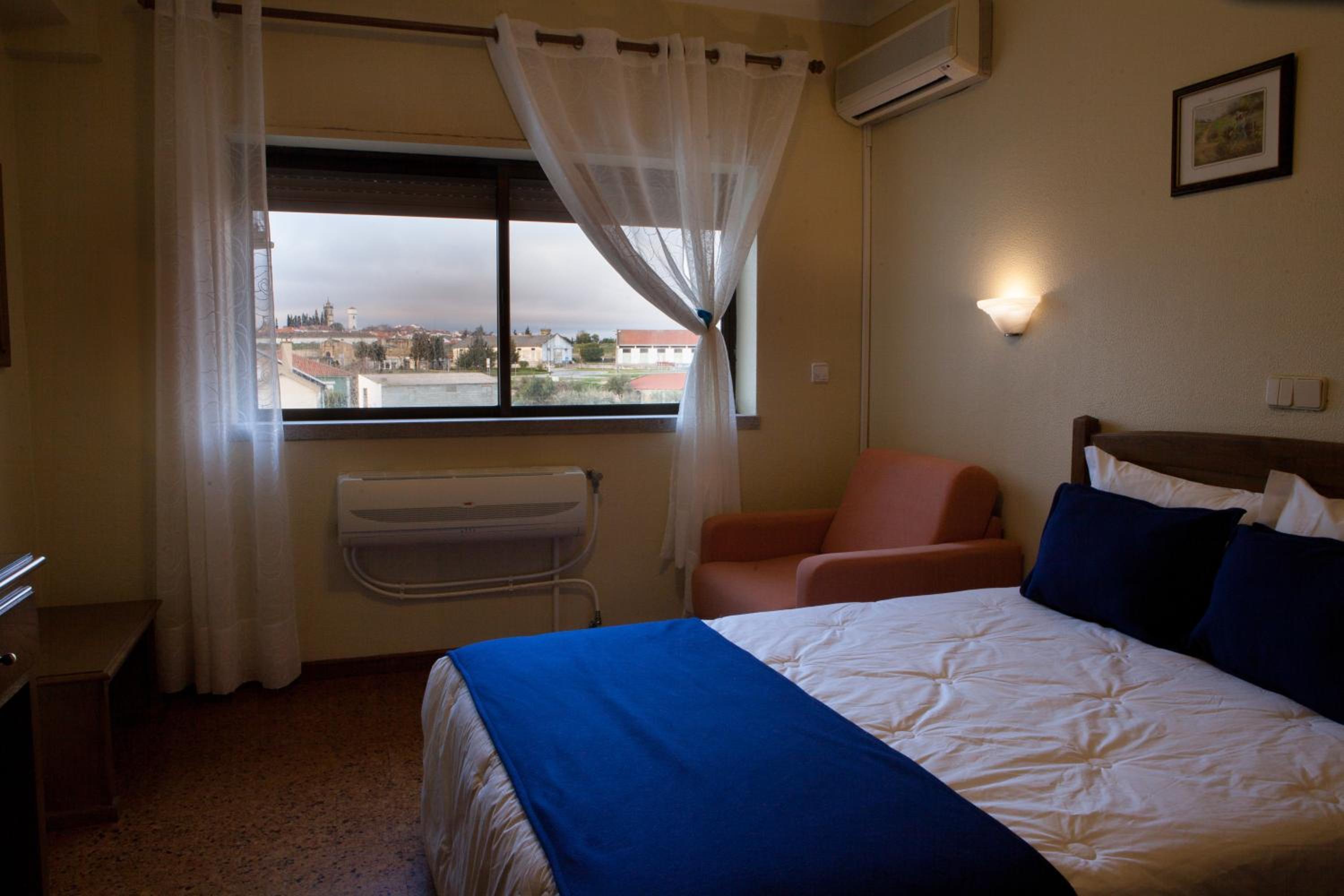 Standard Twin Room - Photo 9