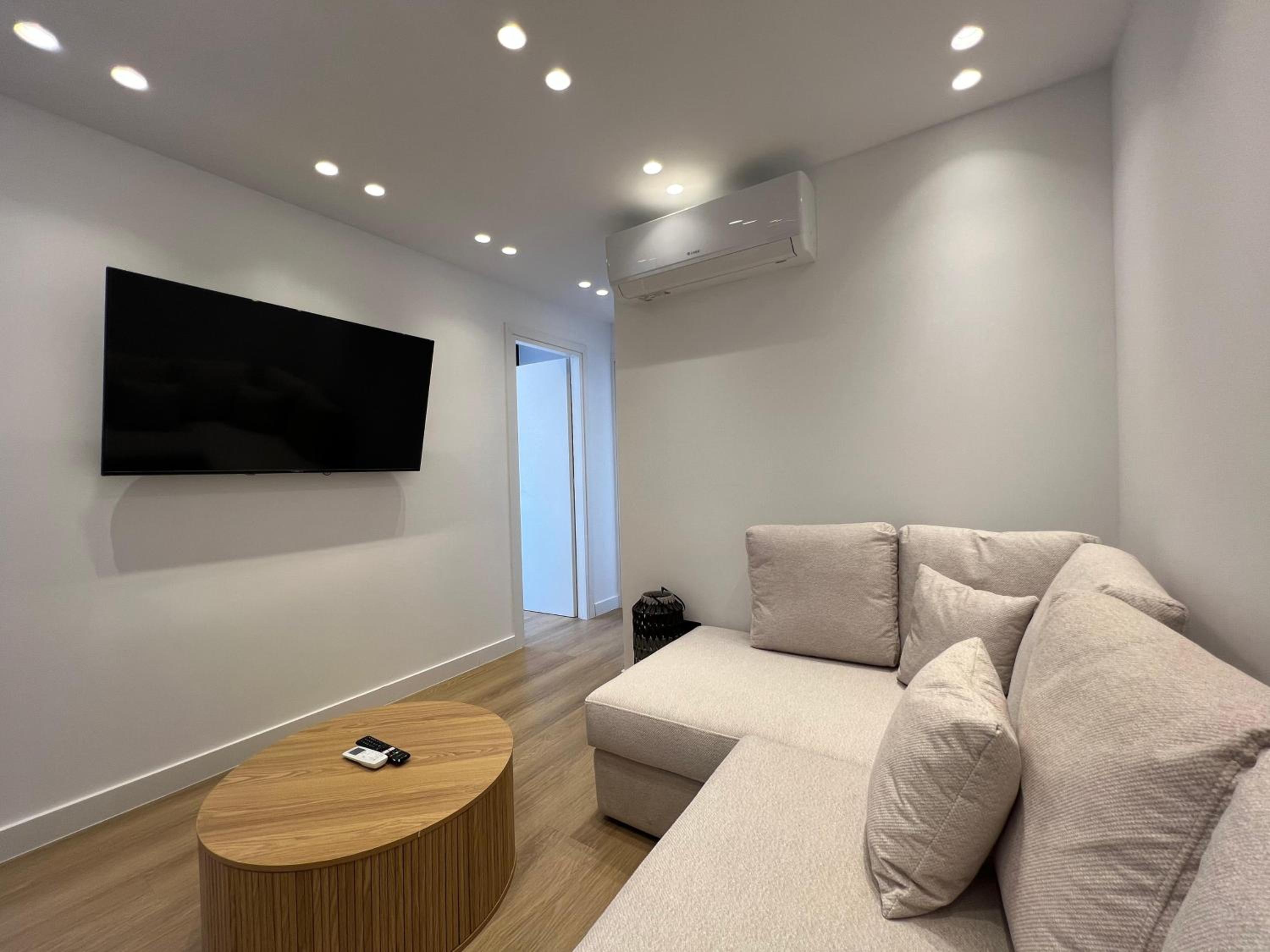 Two-Bedroom Deluxe Apartment with Balcony photo 2