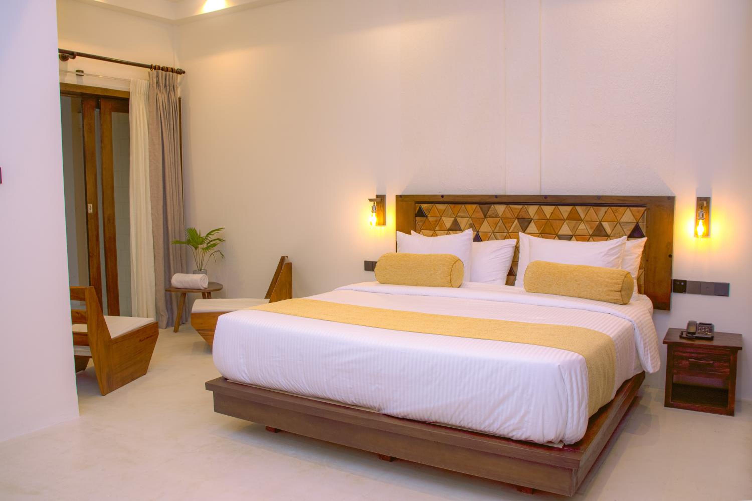 Deluxe King Room with Pool View  - Photo 3