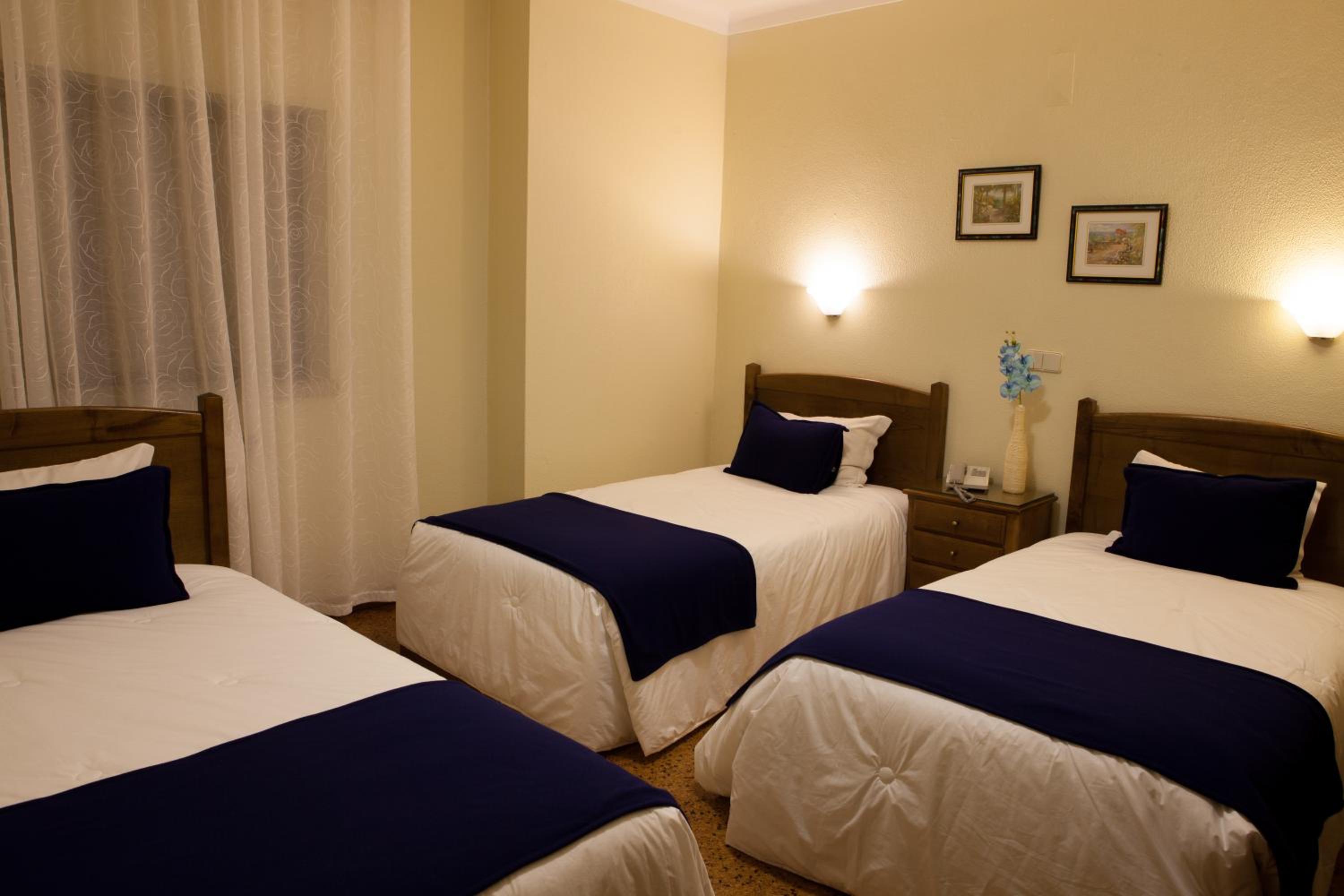 Triple Room with Bath - Photo 1