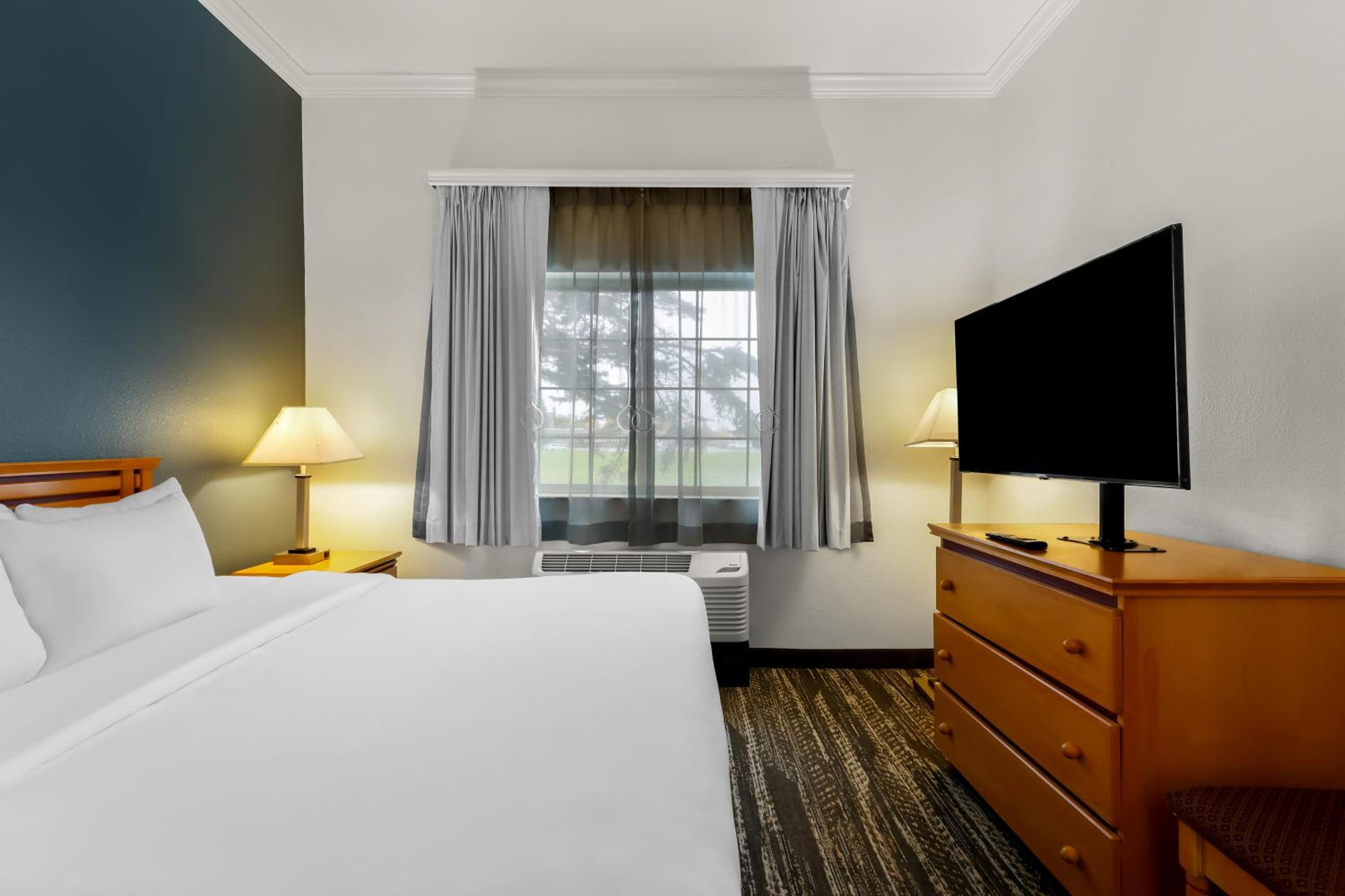 King Room with Sofa-Bed - Accessible/Non-Smoking photo 1