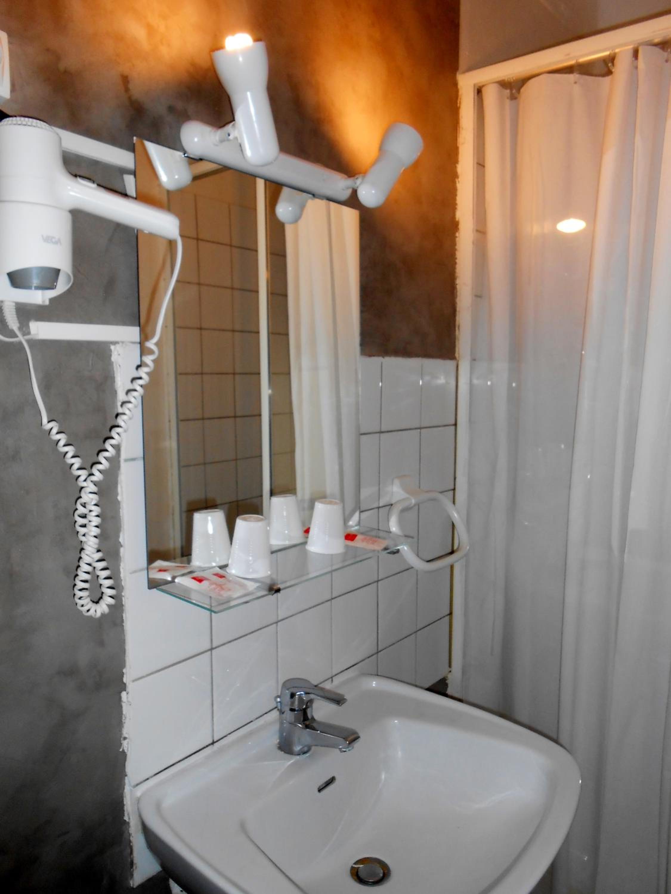 Double Room - Photo 18