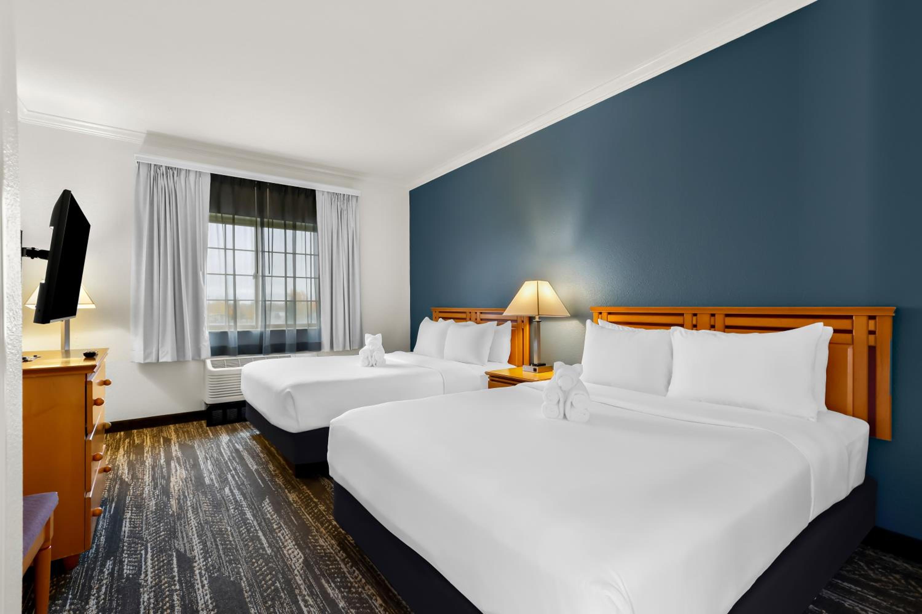 Queen Suite with Two Queen Beds - Non-Smoking photo 1