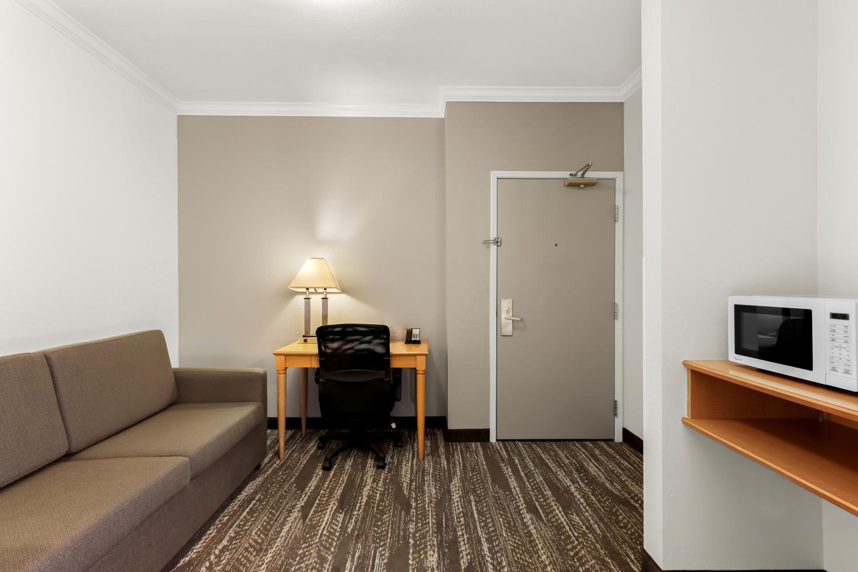 Queen Suite with Two Queen Beds - Non-Smoking photo 3