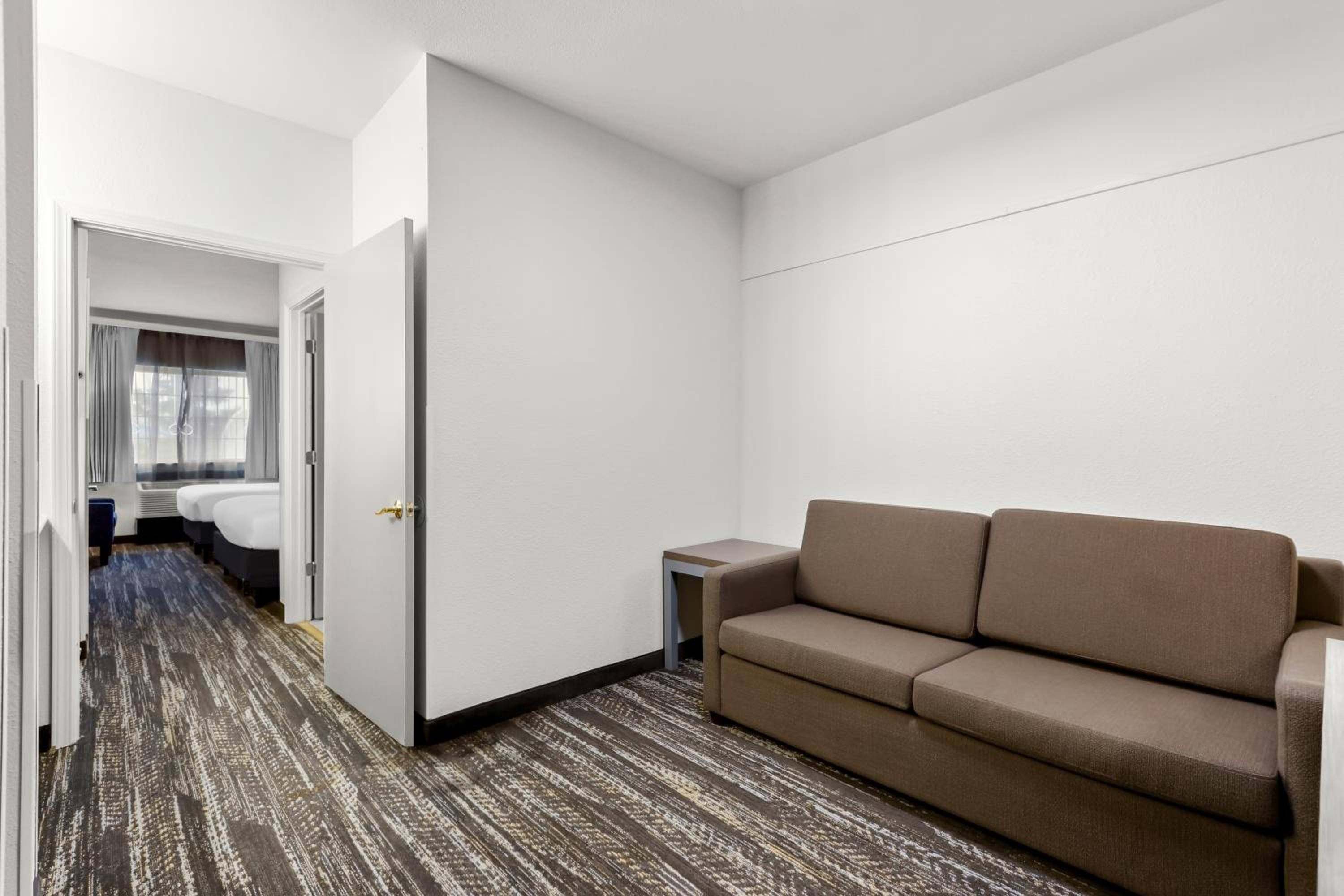 King Room with Sofa-Bed - Accessible/Non-Smoking photo 2