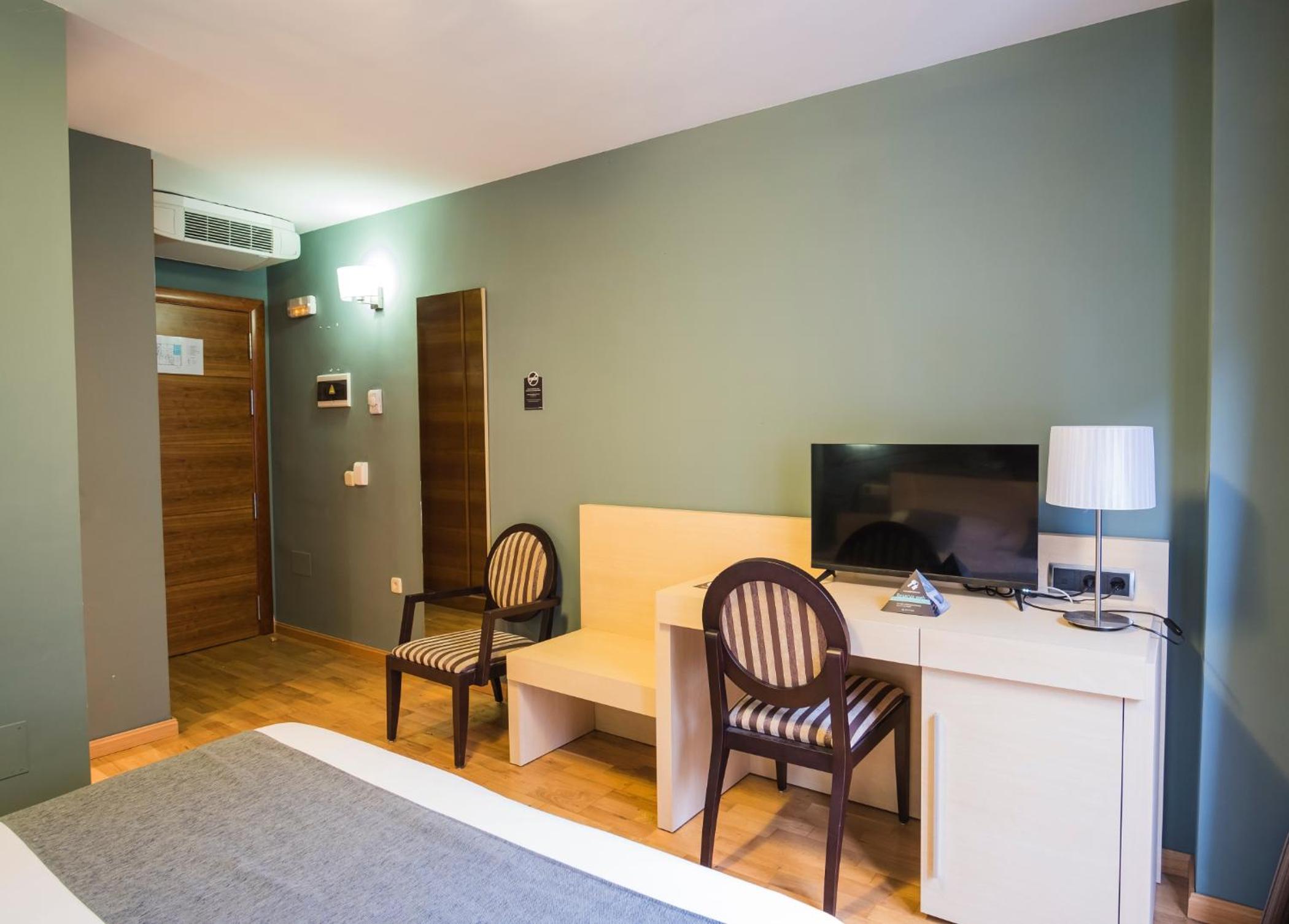 Budget Double Room photo 3