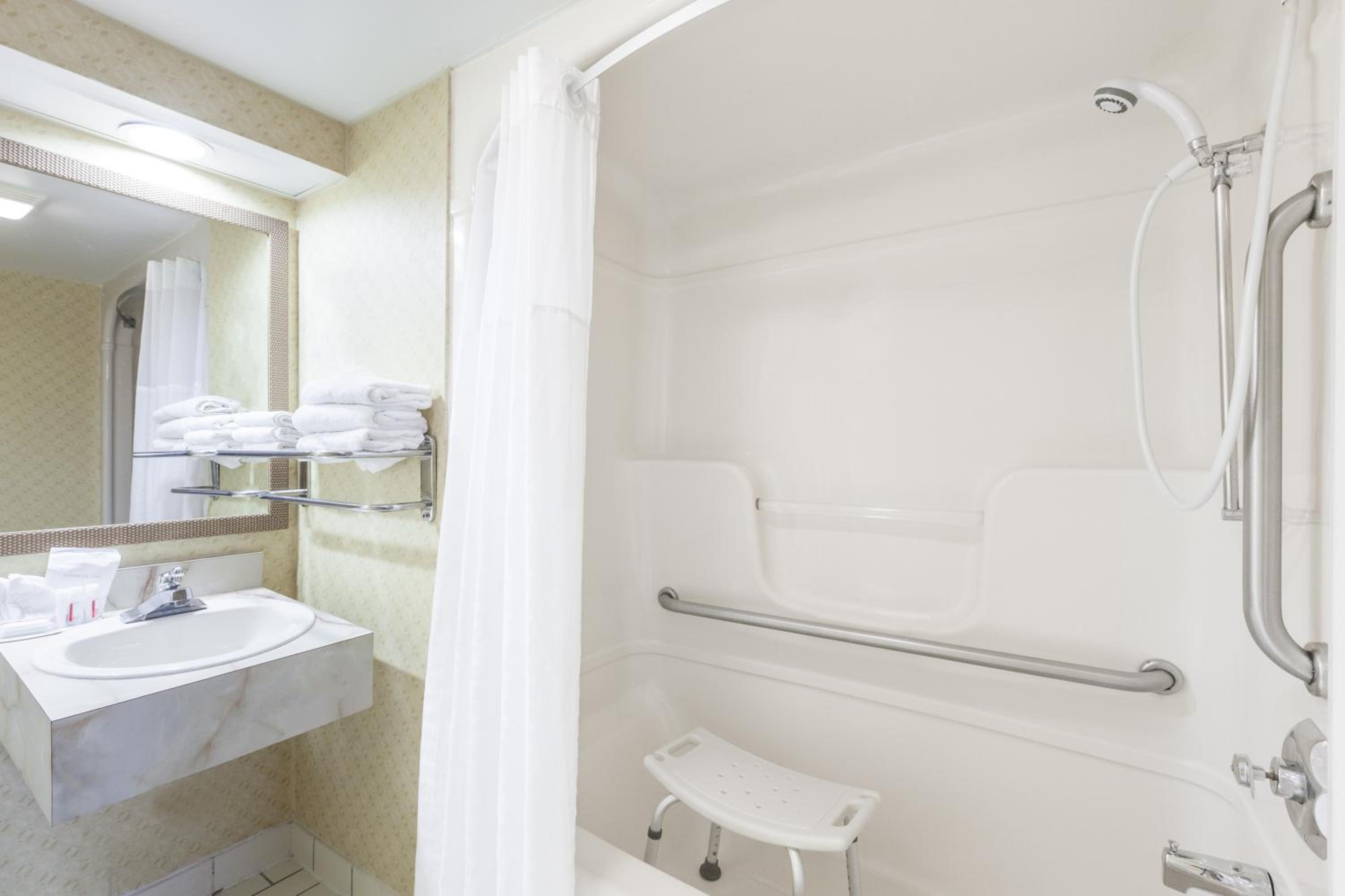 2 Double Beds, Mobility/Hearing Accessible Room, Bathtub w/ Grab Bars, Non-Smoking - Photo 3