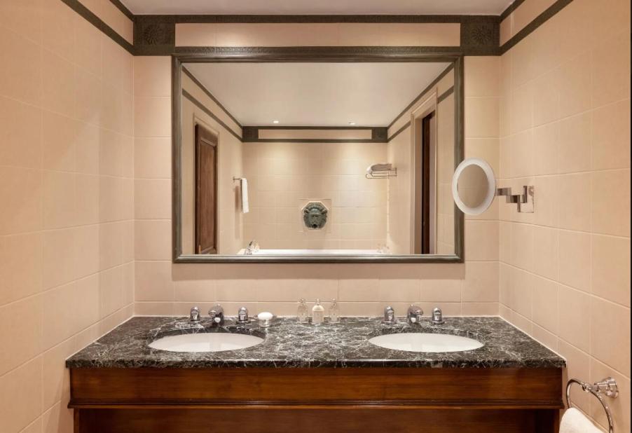 Deluxe Suite with Sea View - Photo 3