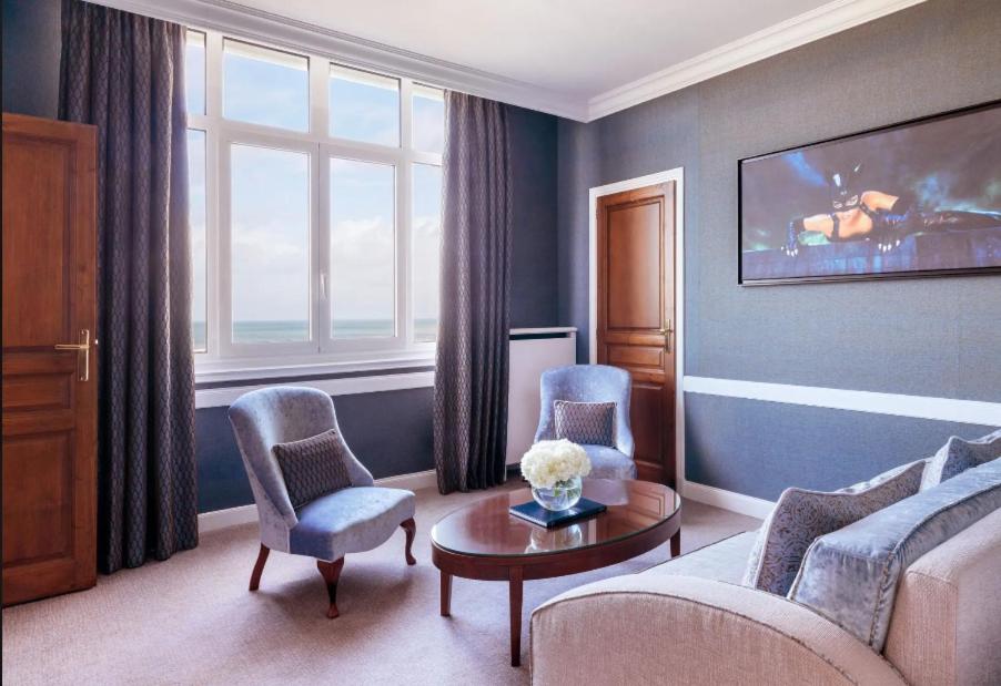 Deluxe Suite with Sea View - Photo 6