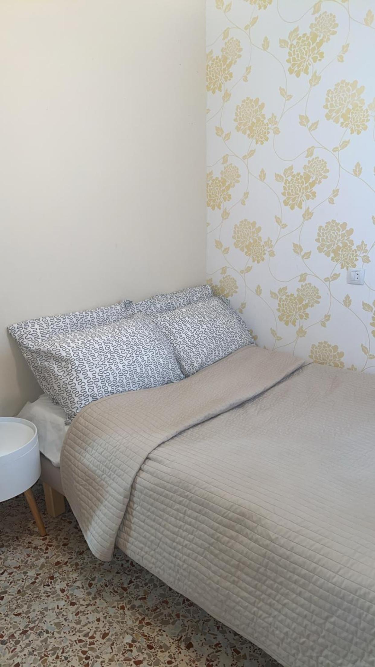 Apartamento de tres habitaciones con balcón
