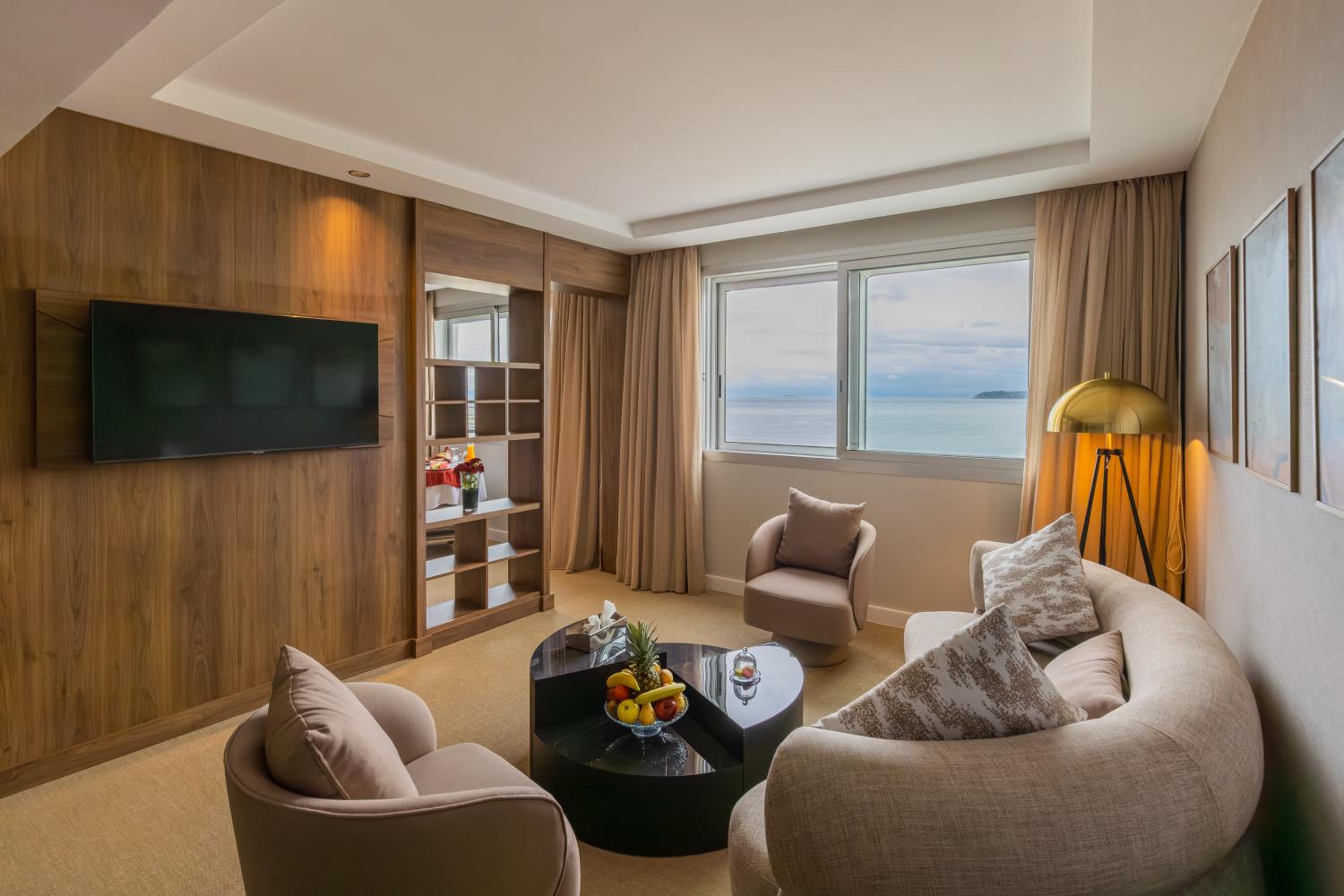 Executive Suite, King Size Bed, Sea View - Photo 7