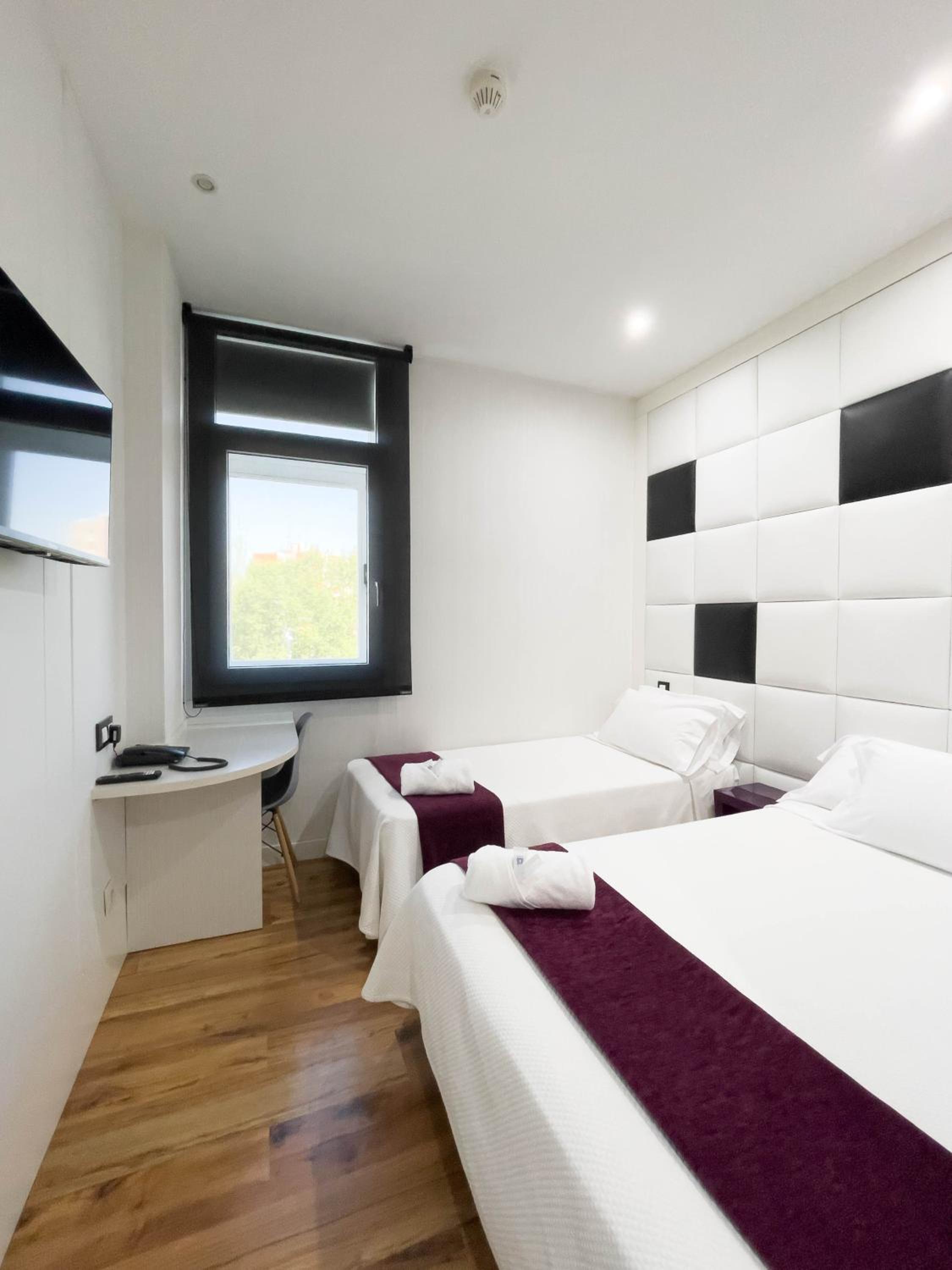 Deluxe Room (2 Adults + 1 Child) - Photo 14