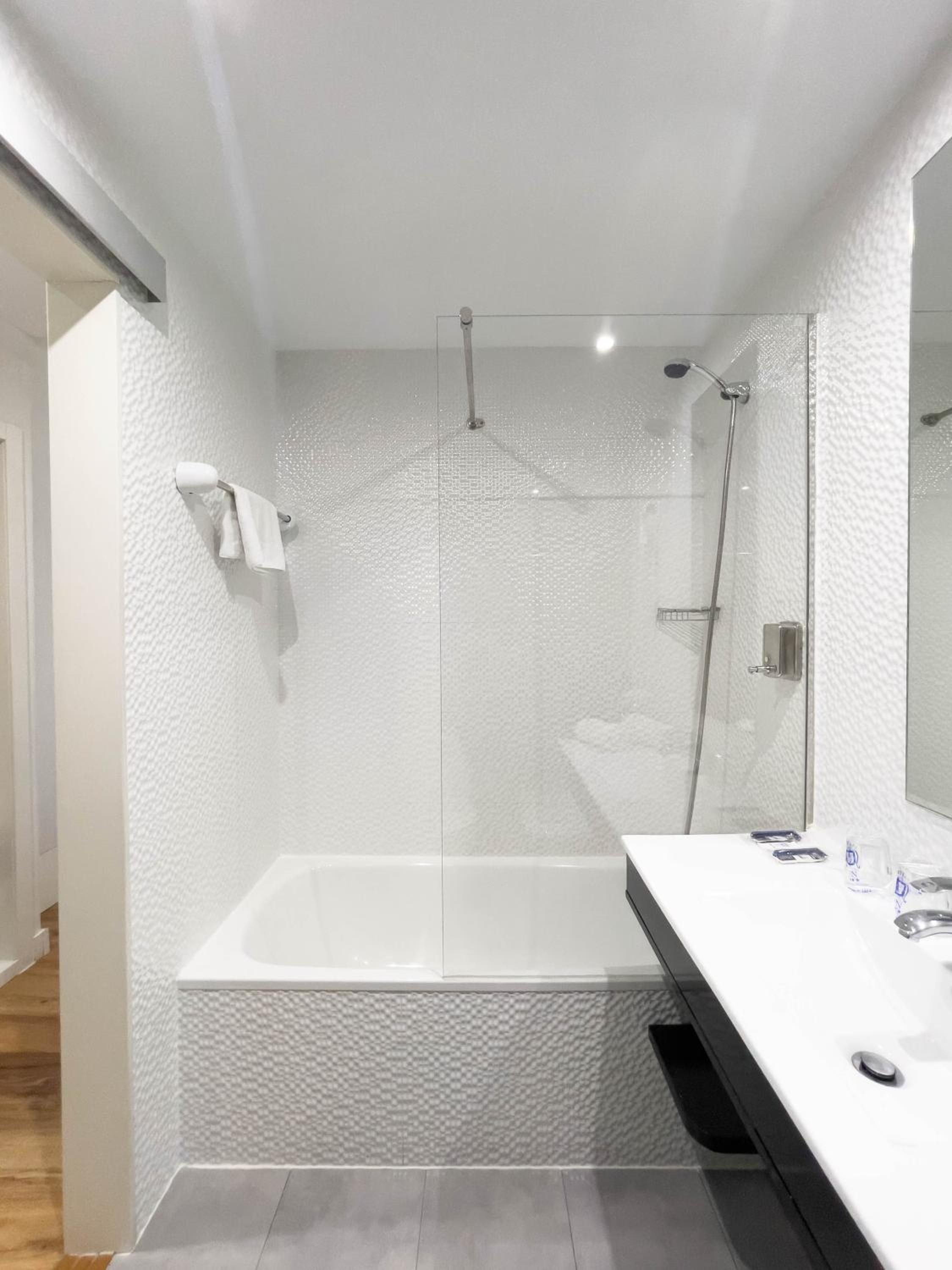 Deluxe Room (2 Adults + 1 Child) - Photo 13