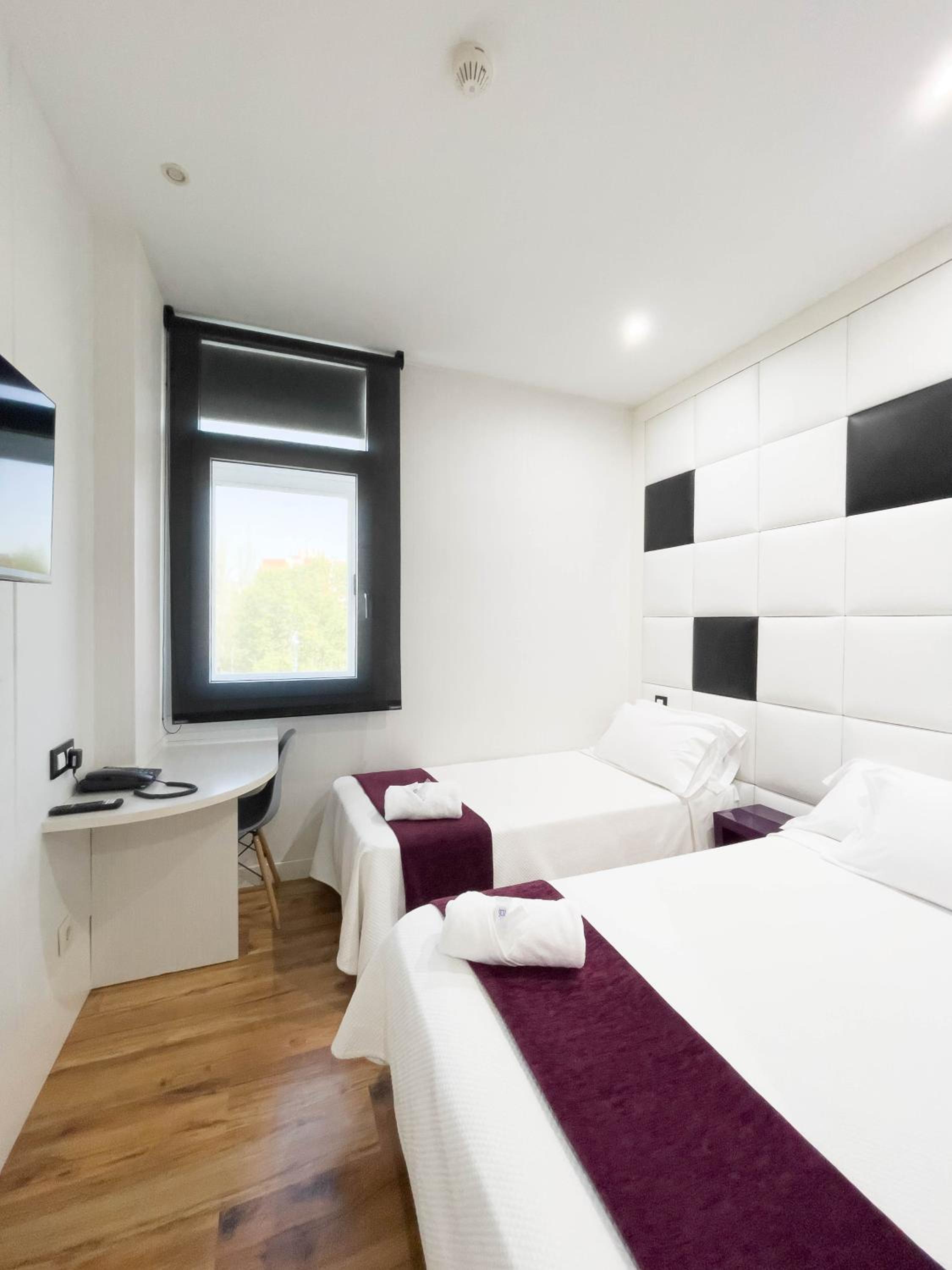Deluxe Room (2 Adults + 1 Child) - Photo 12