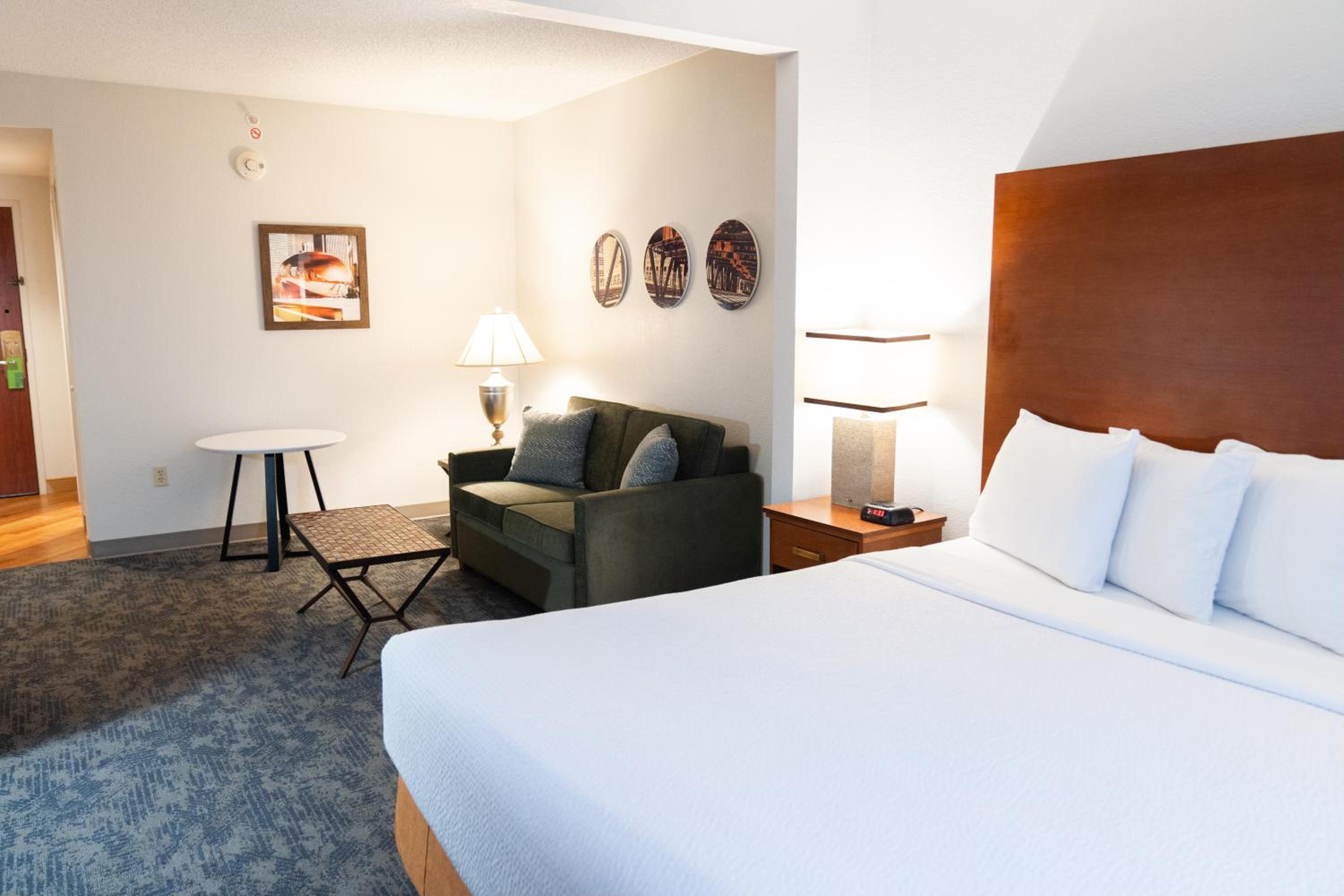 Standard King Suite - Non-Smoking - Photo 2