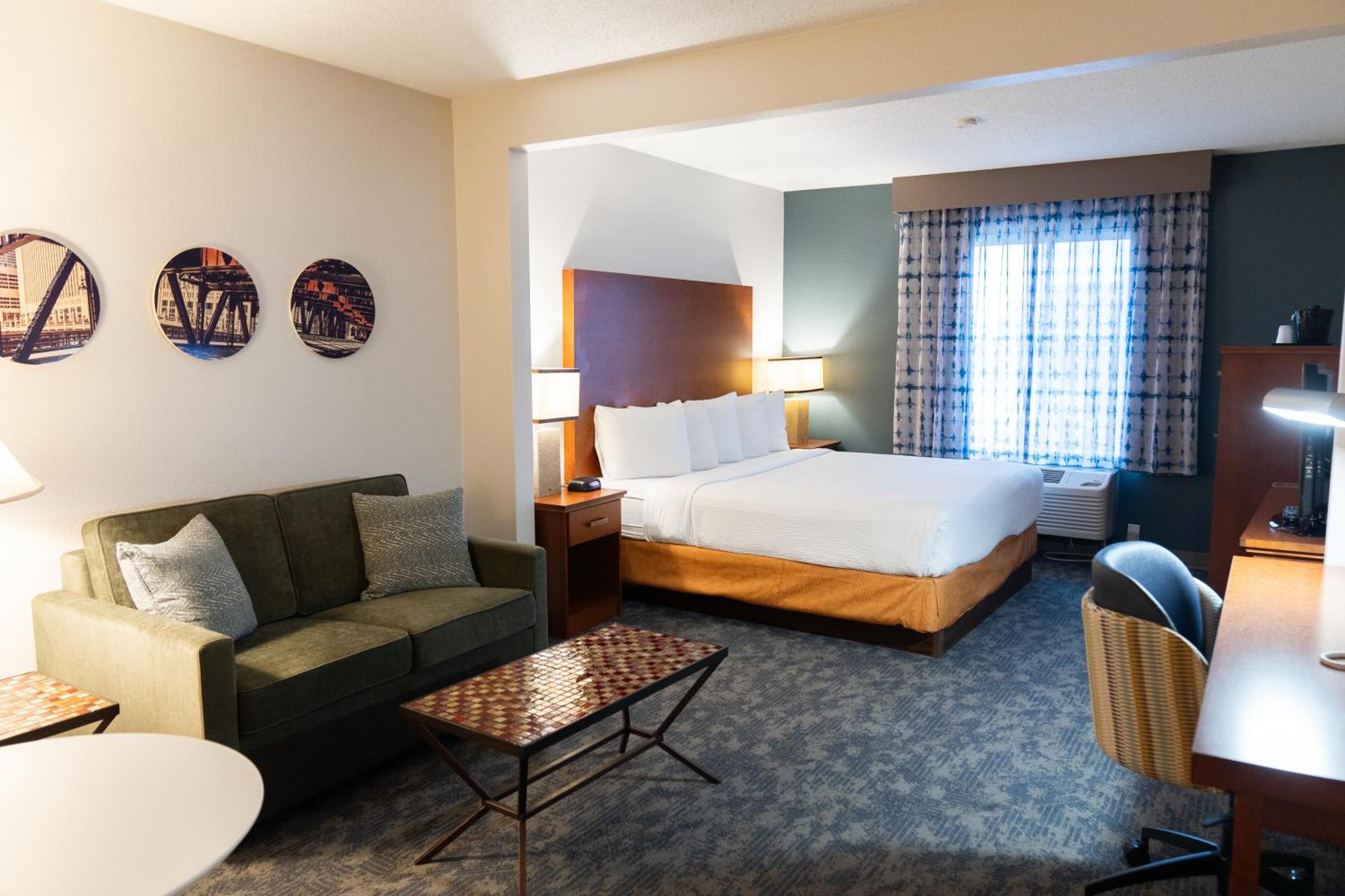Standard King Suite - Non-Smoking - Photo 1