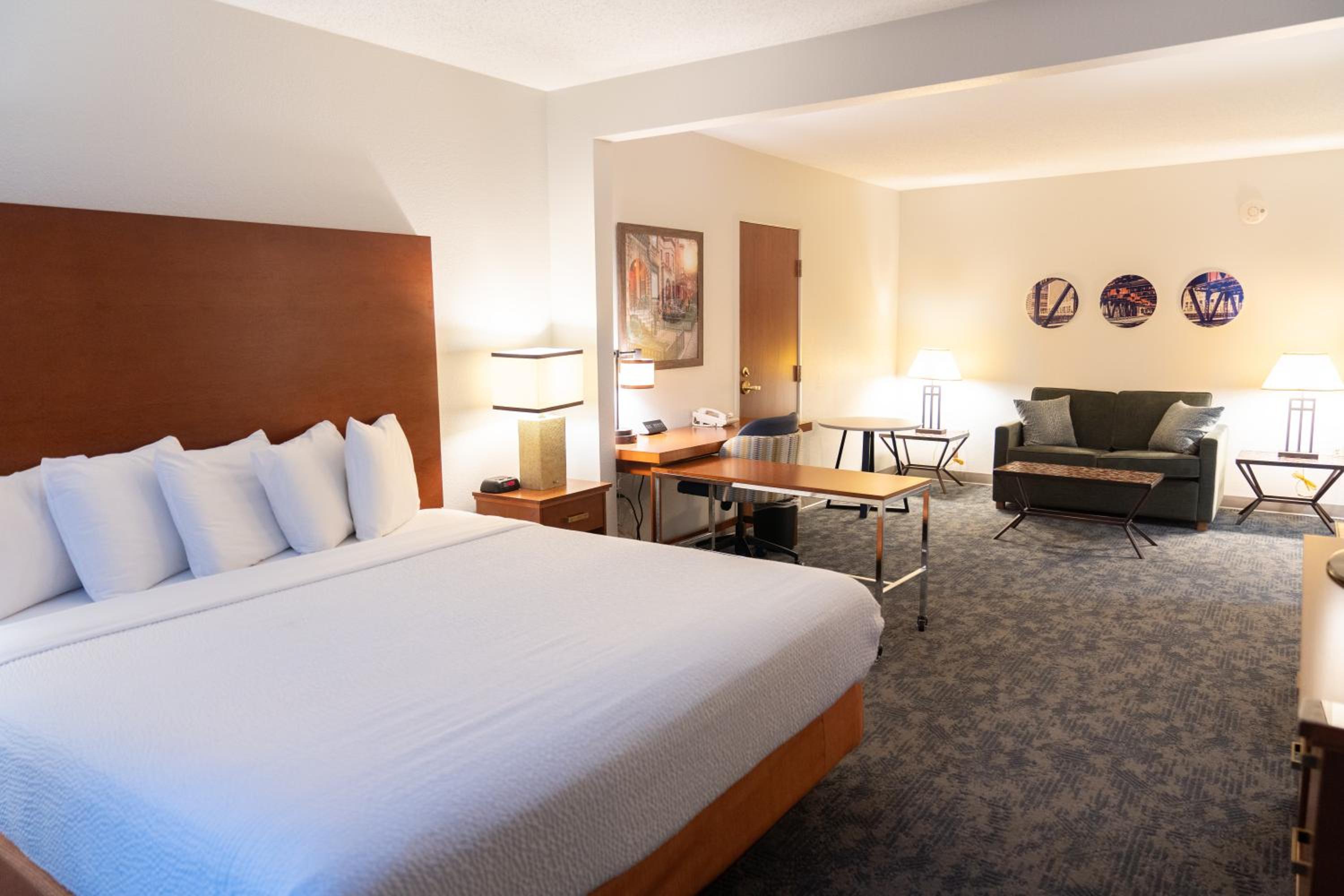 Executive King Suite - Non-Smoking - Photo 5
