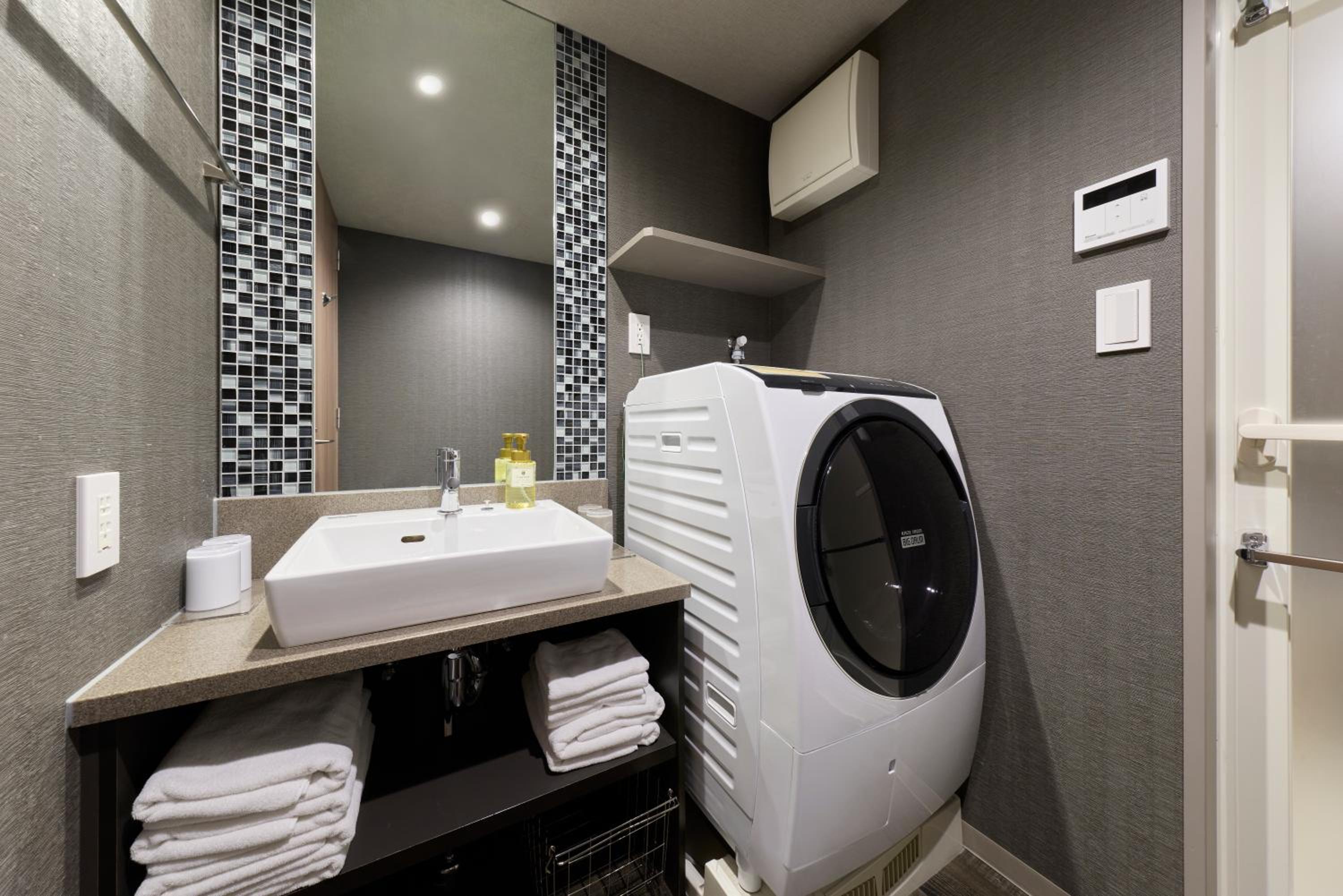 Superior Family Room with Projector and Washing Machine photo 2