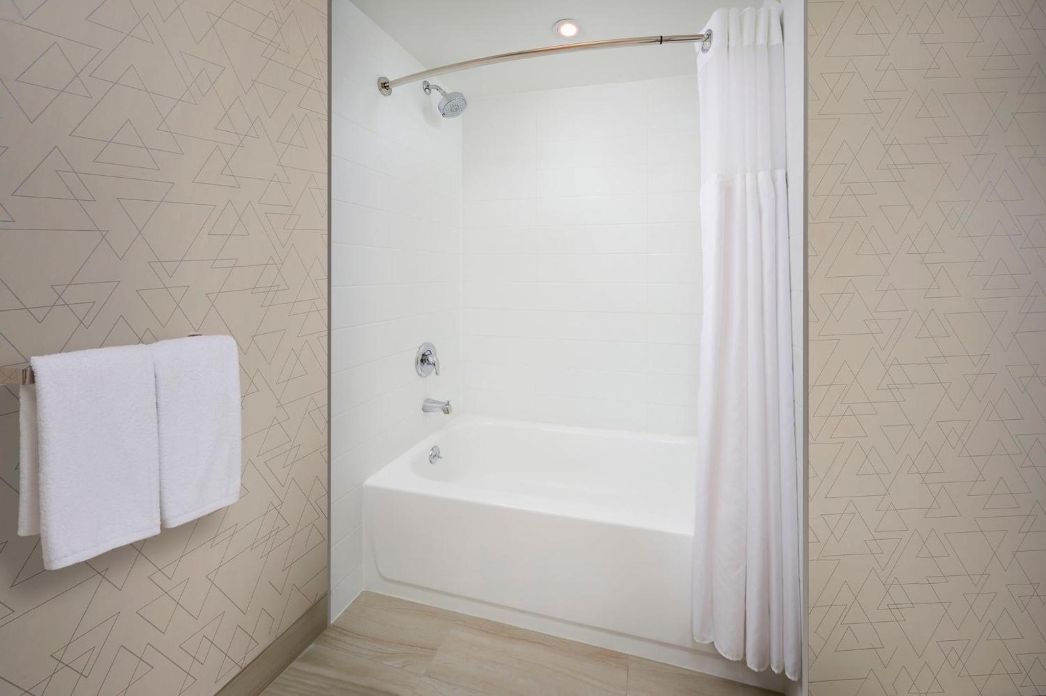 Standard Room with Two Queen Beds - Photo 2