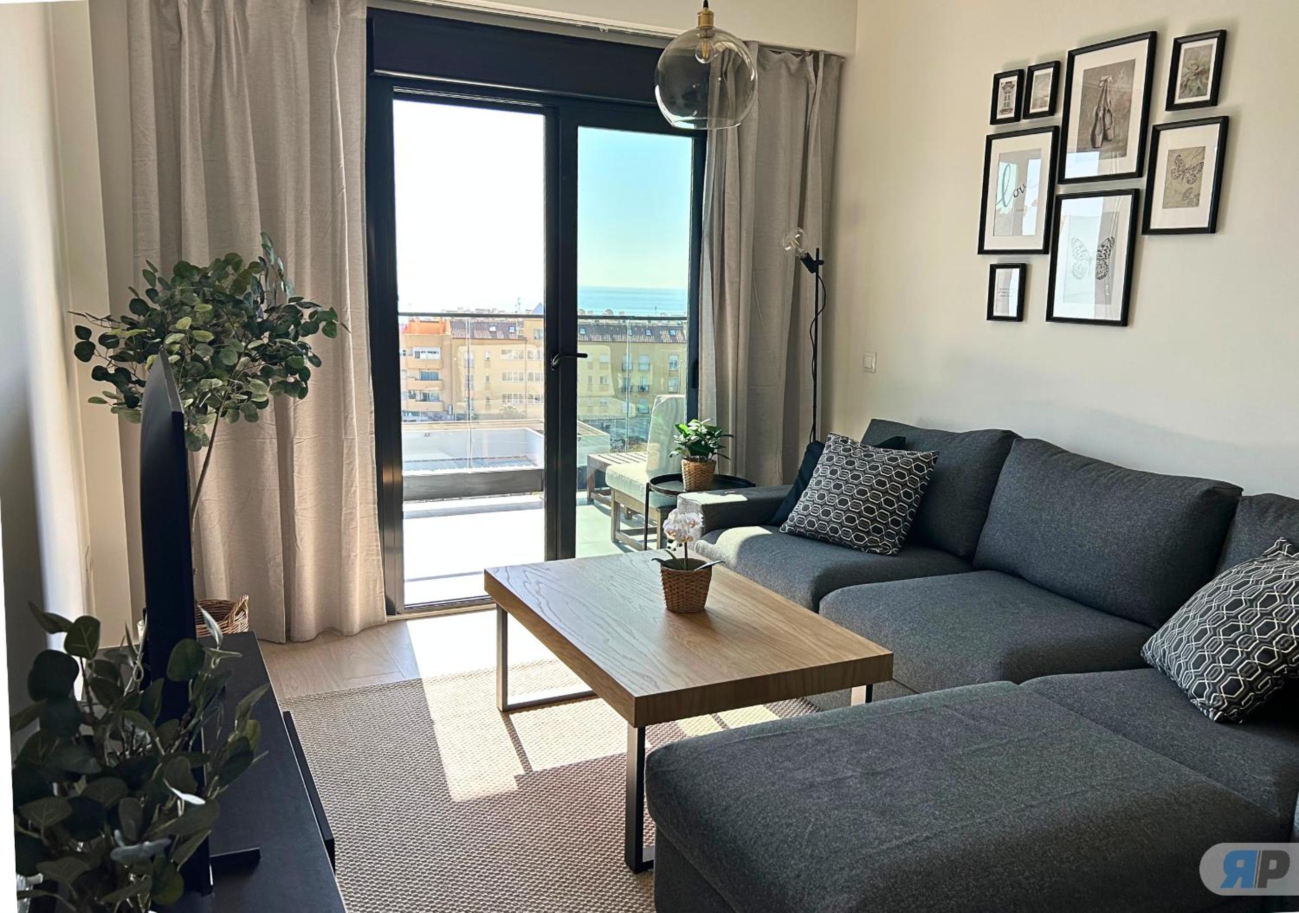 Apartamento de dos habitaciones con terraza y vista al mar