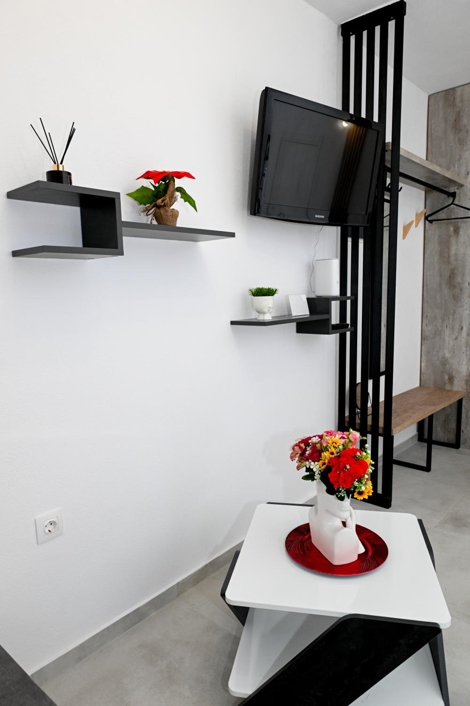 One-Bedroom Apartment photo 1