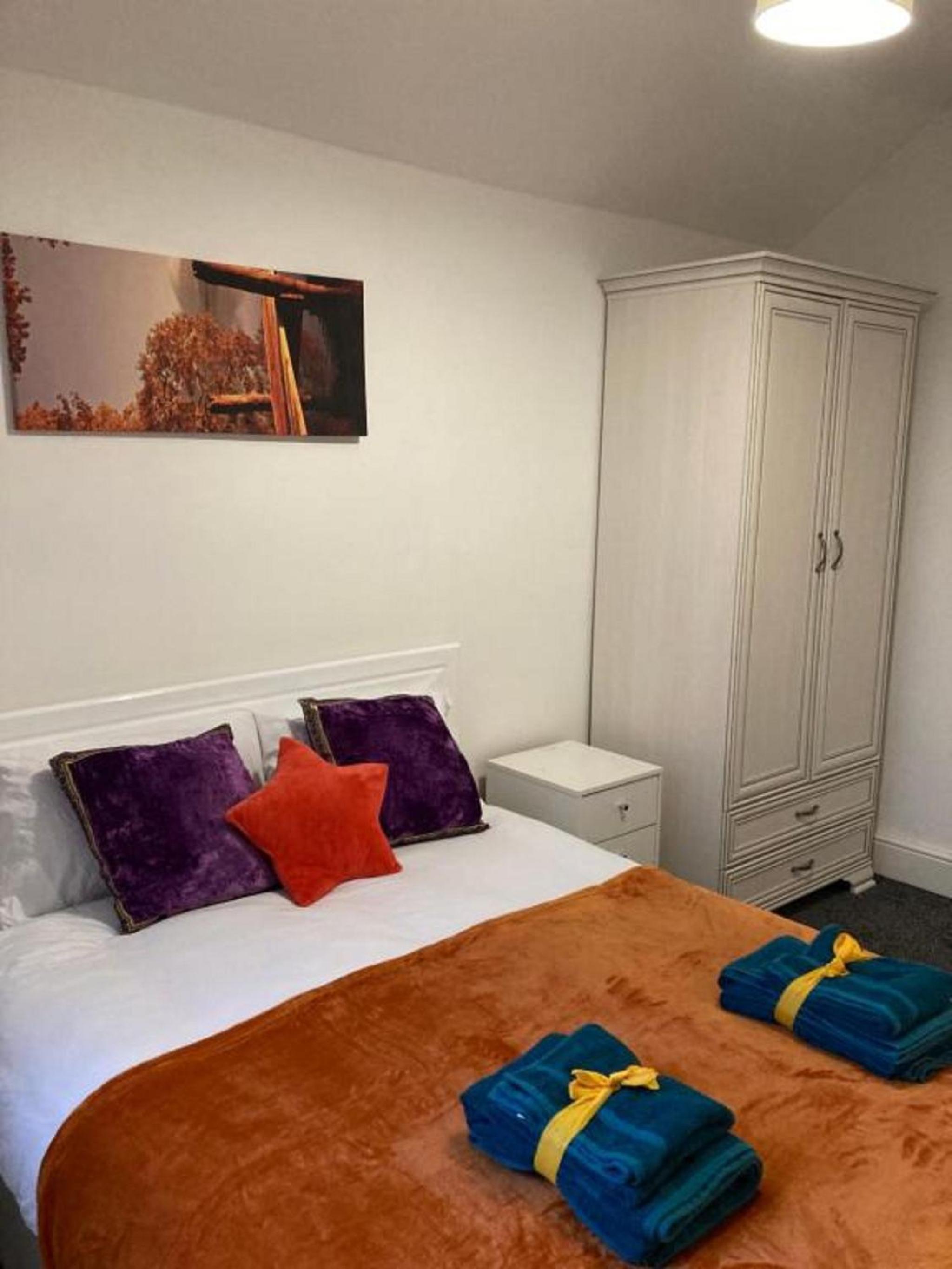 Five-Bedroom House photo 2
