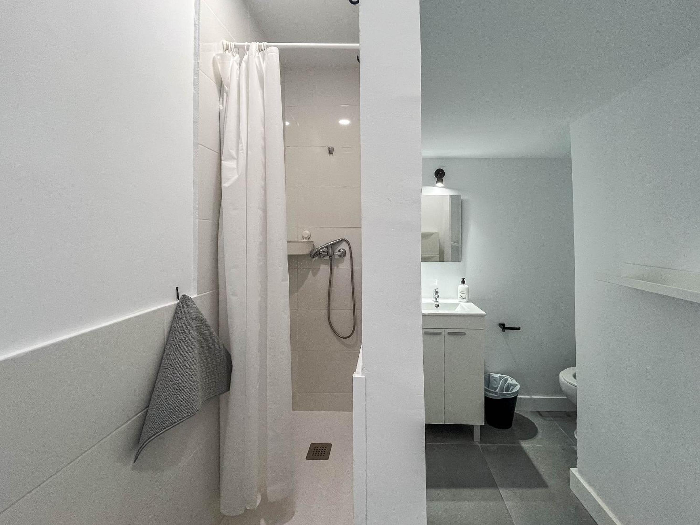 Single Room with Private Bathroom photo 2