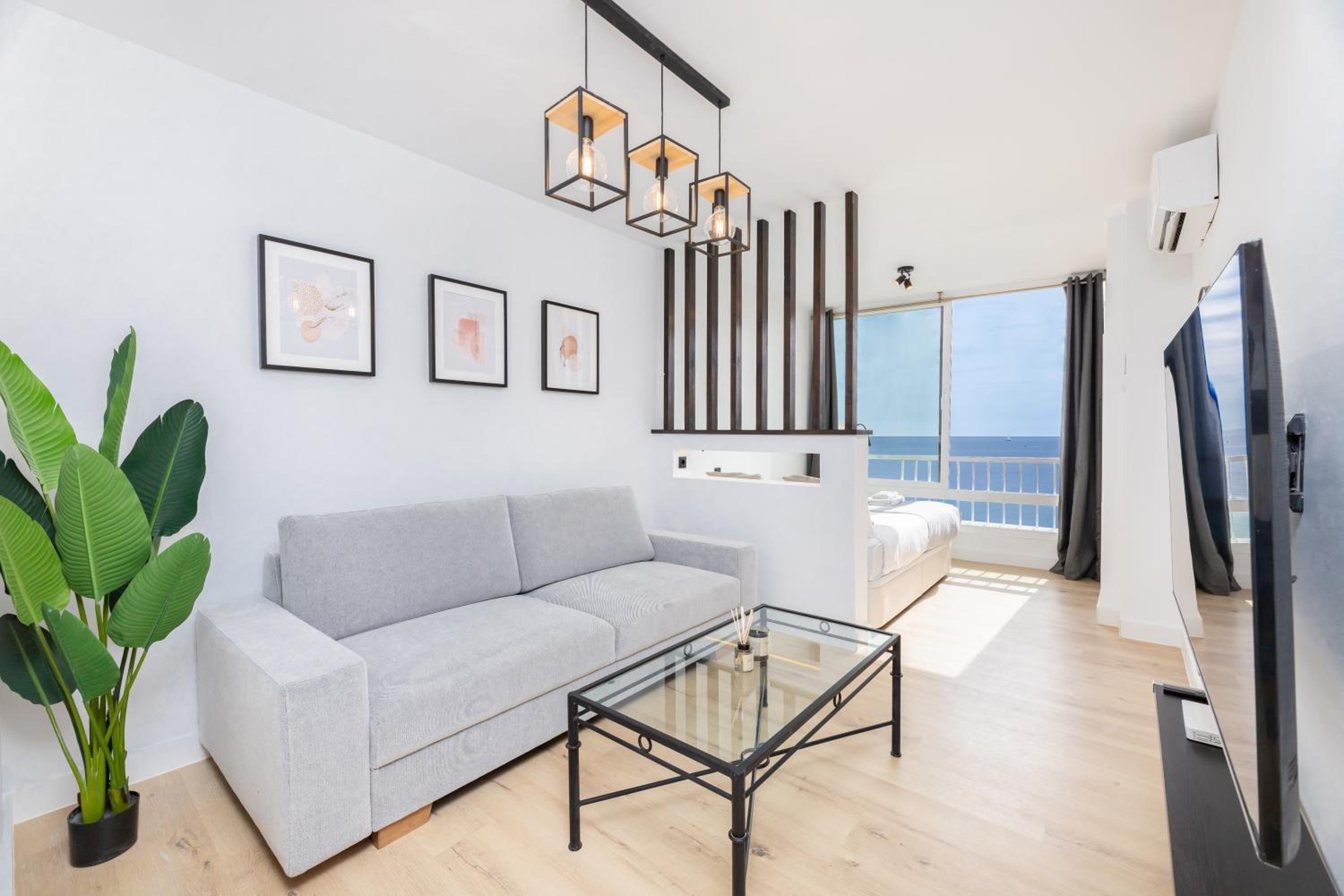 Estudio con vista al mar
