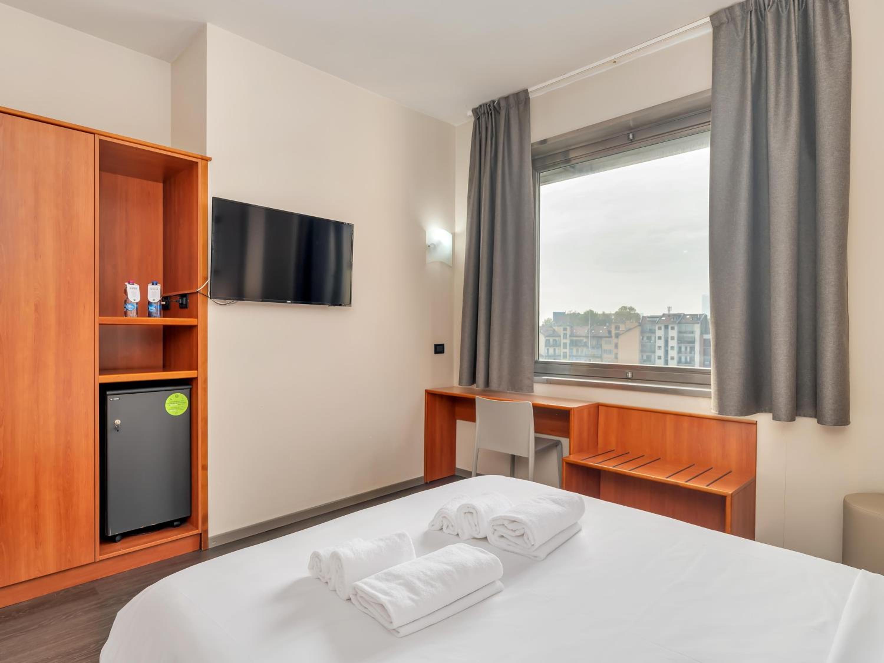 Relax in comfort with stunning city views!